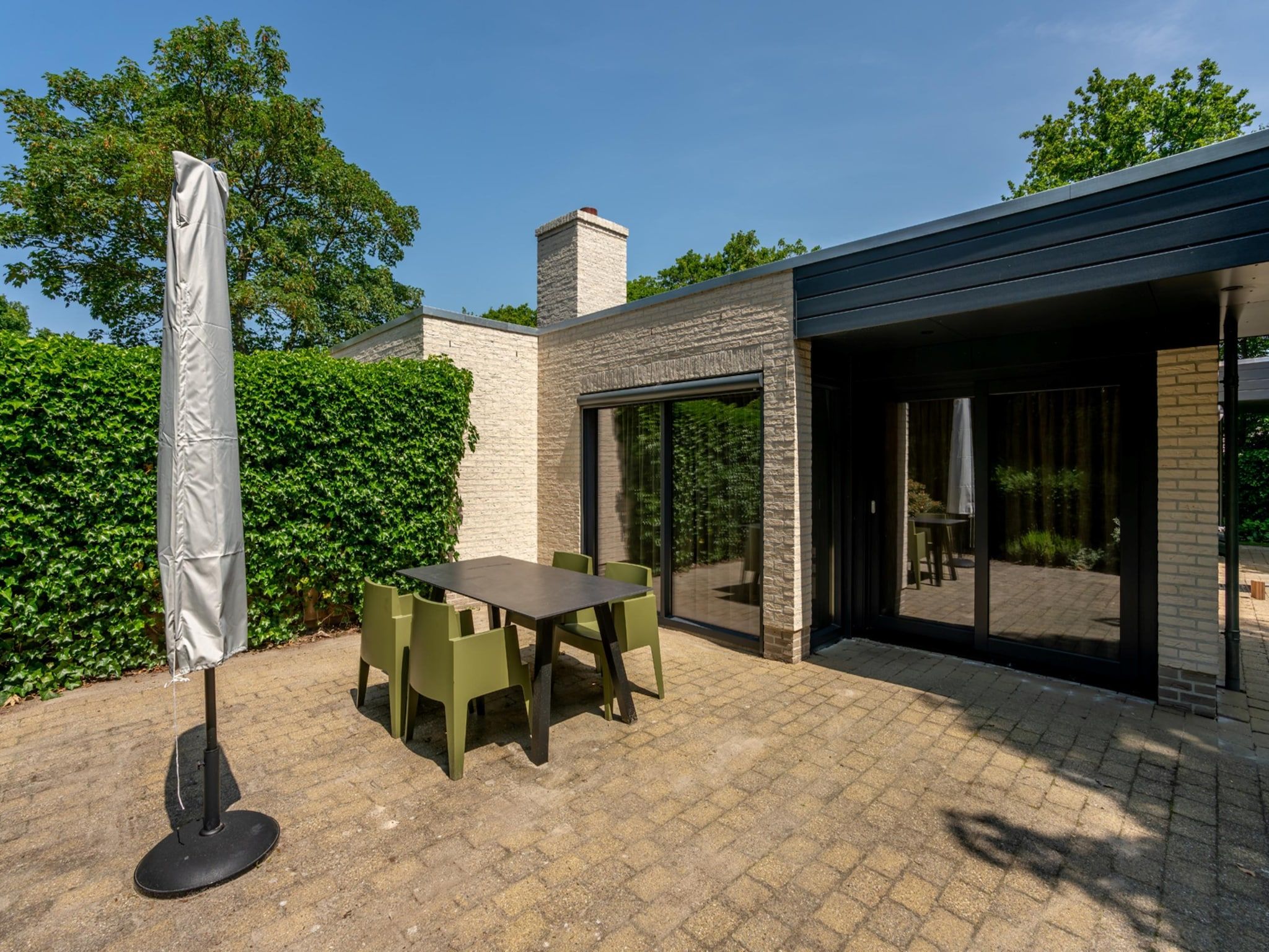 Het terras van Zee Bries in De Koog