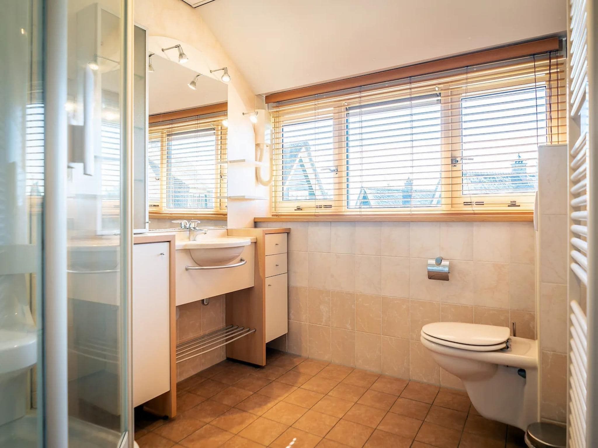 De badkamer van Villas 202 and 208 in De Koog