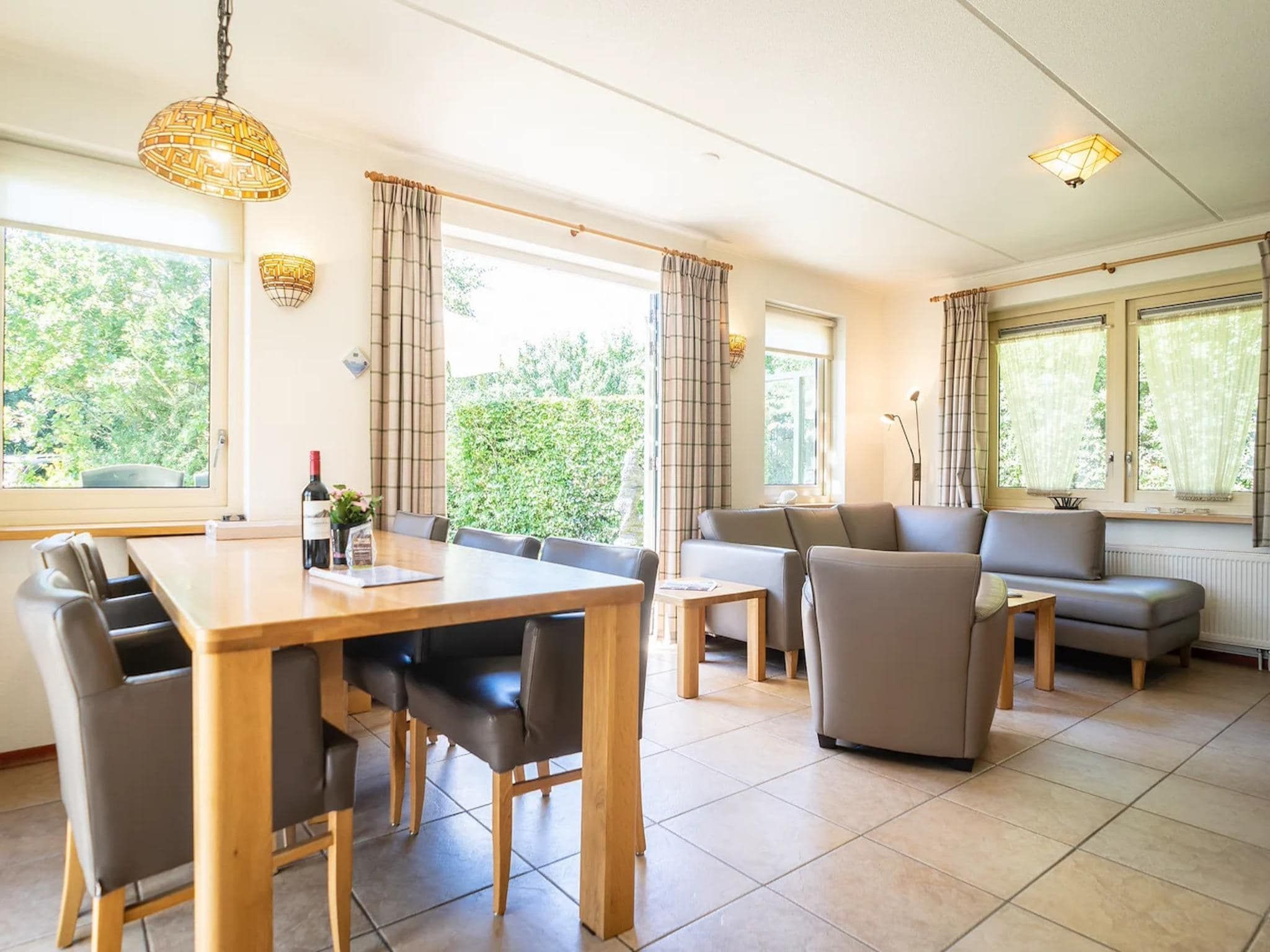 De eetkamer van Villas 202 and 208 in De Koog