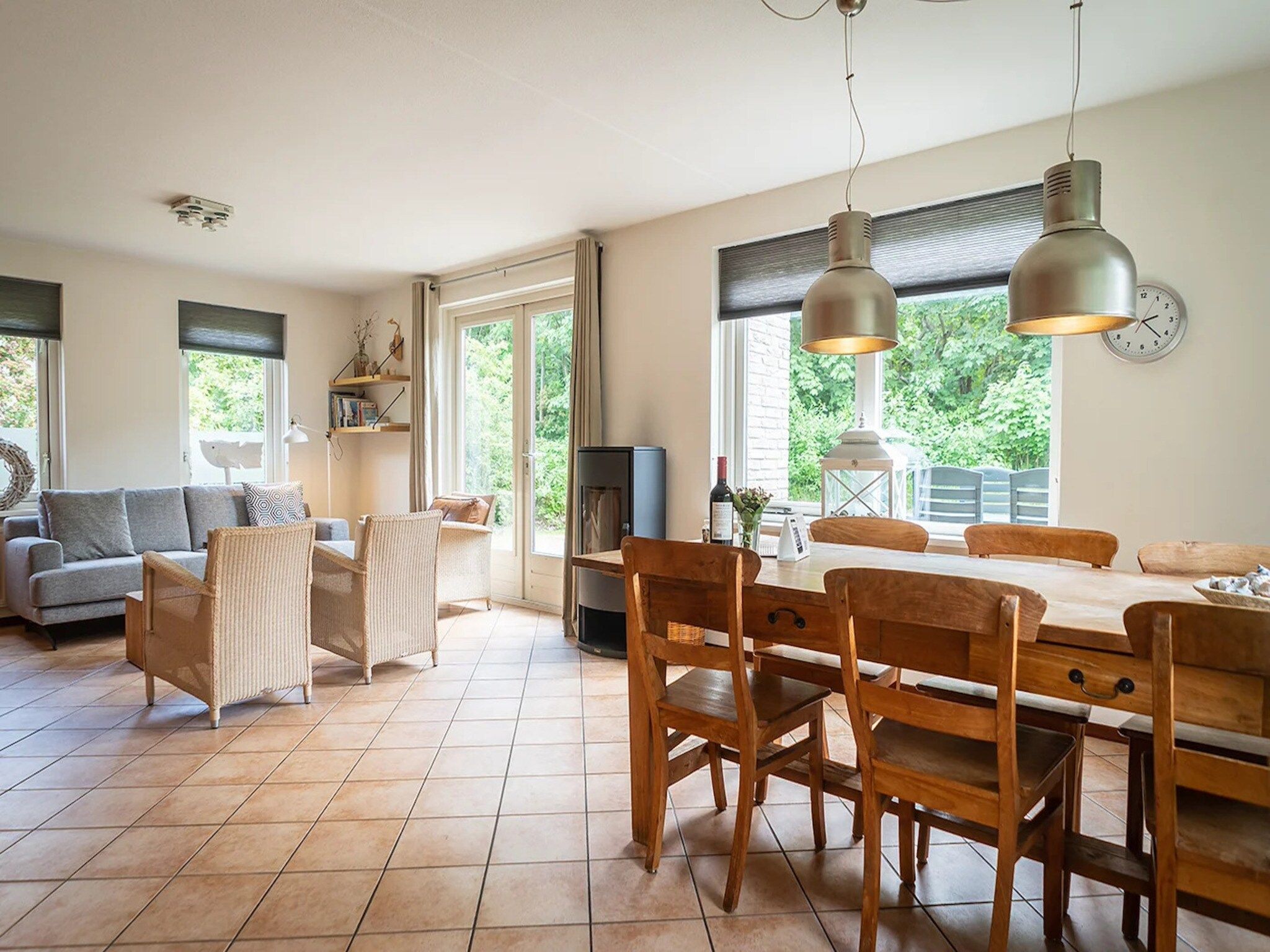 De eetkamer van 6-person luxury villa with 2 bathrooms on Texel in De Koog