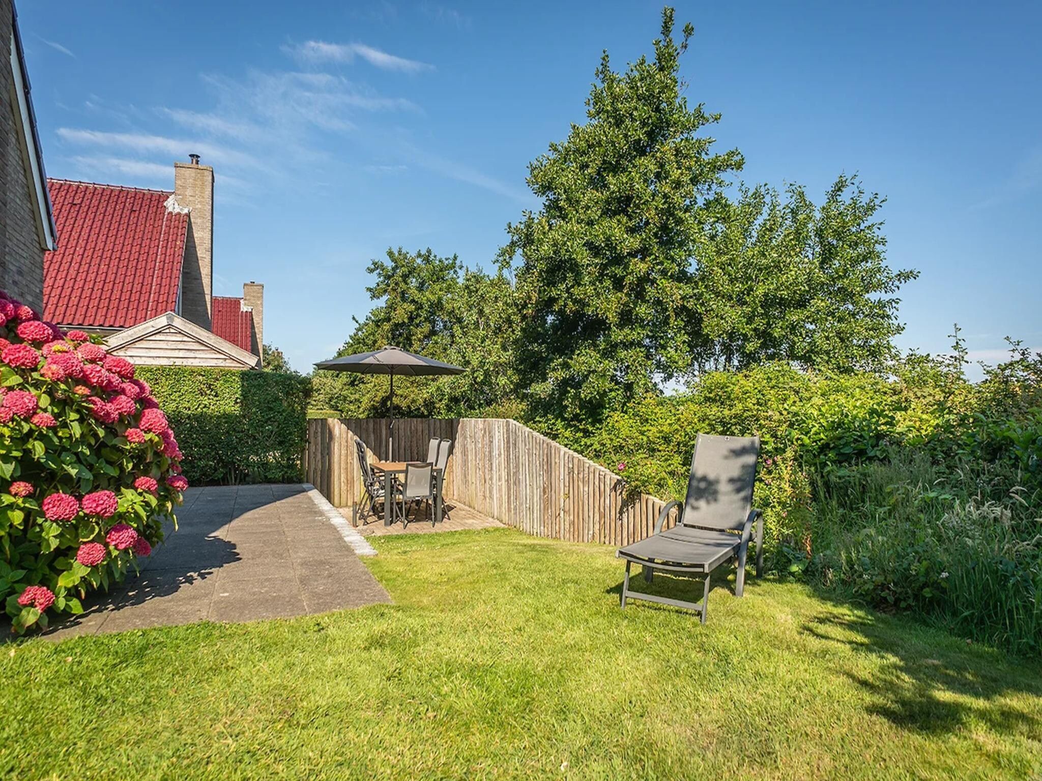 Het terras van 6-person luxury villa with 2 bathrooms on Texel in De Koog