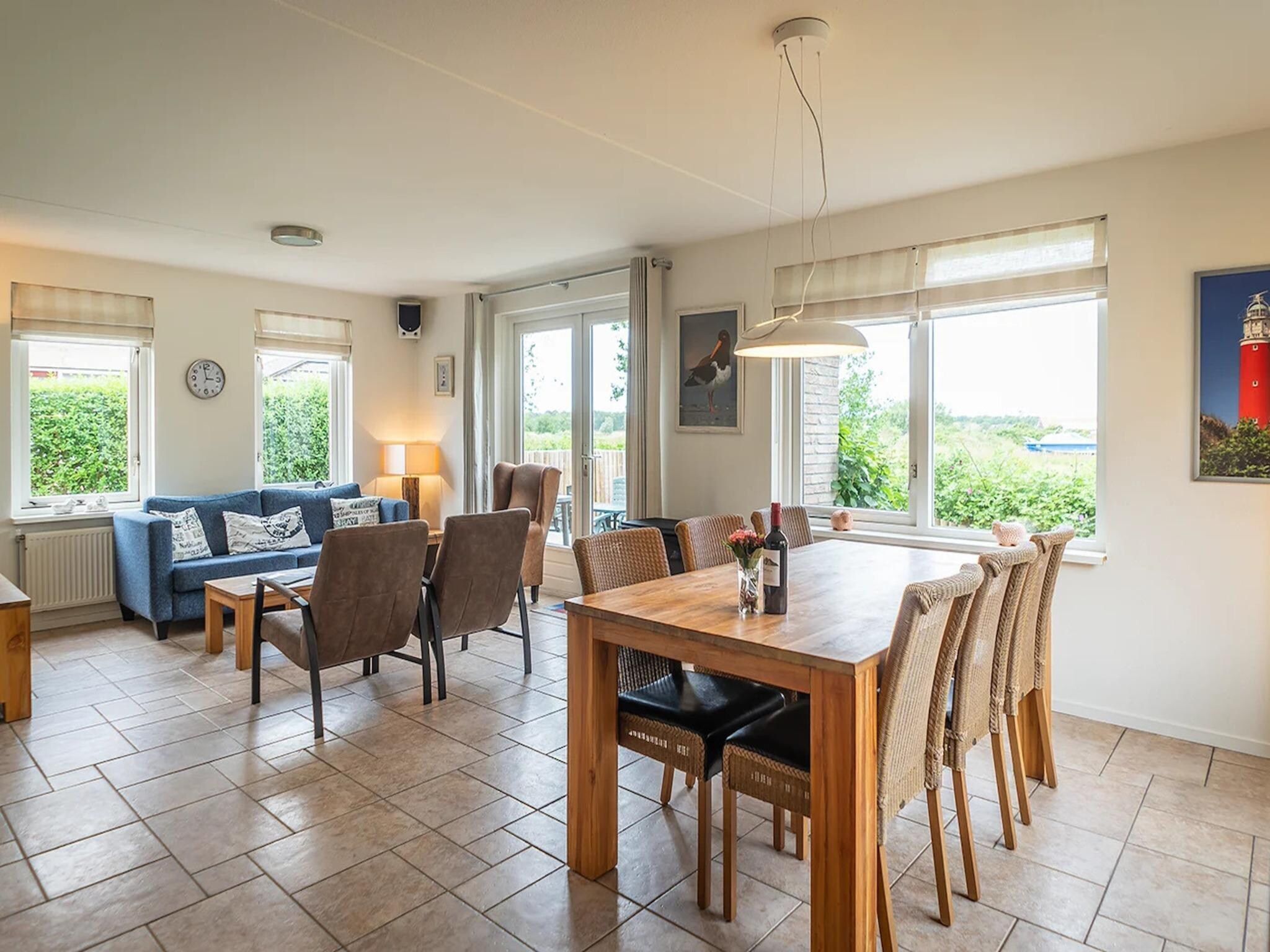 De eetkamer van 6-person luxury villa with 2 bathrooms on Texel in De Koog