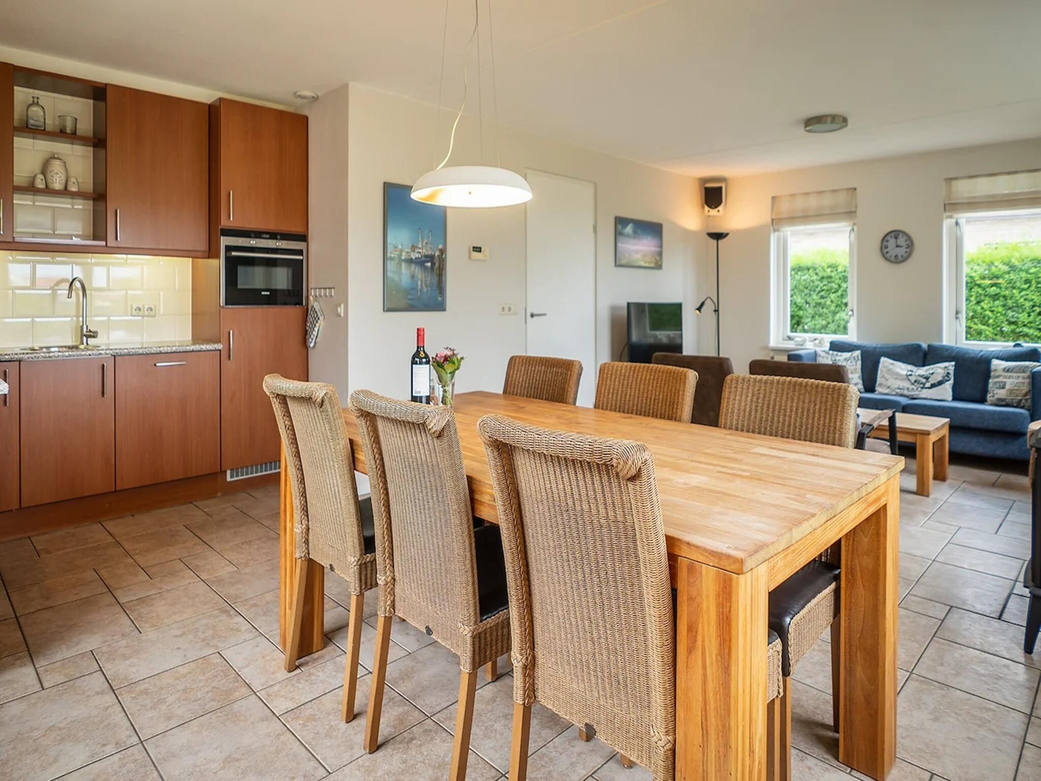 De eetkamer van 6-person luxury villa with 2 bathrooms on Texel in De Koog