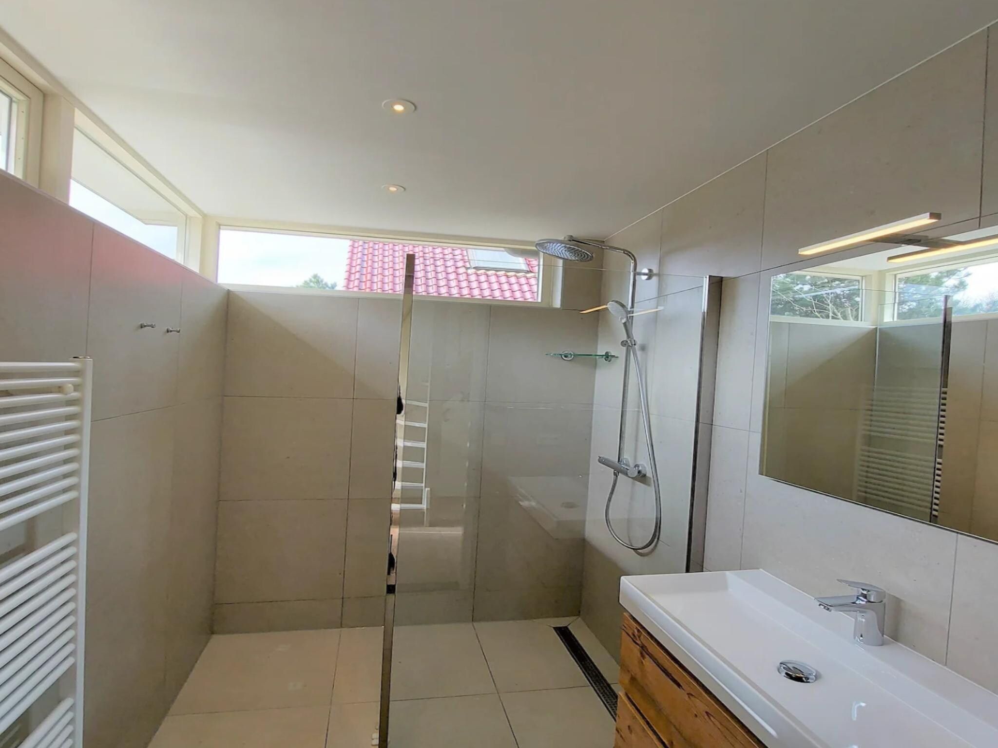 De badkamer van 6-person luxury villa with 2 bathrooms on Texel in De Koog