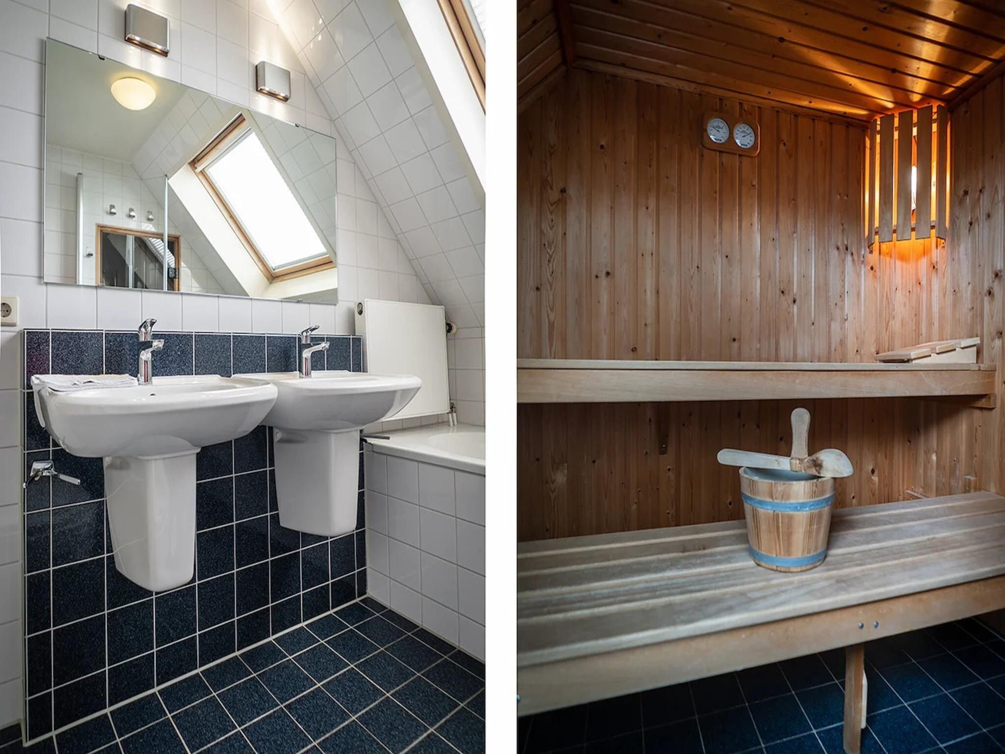 De badkamer van 6-person luxury villa with 2 bathrooms on Texel in De Koog