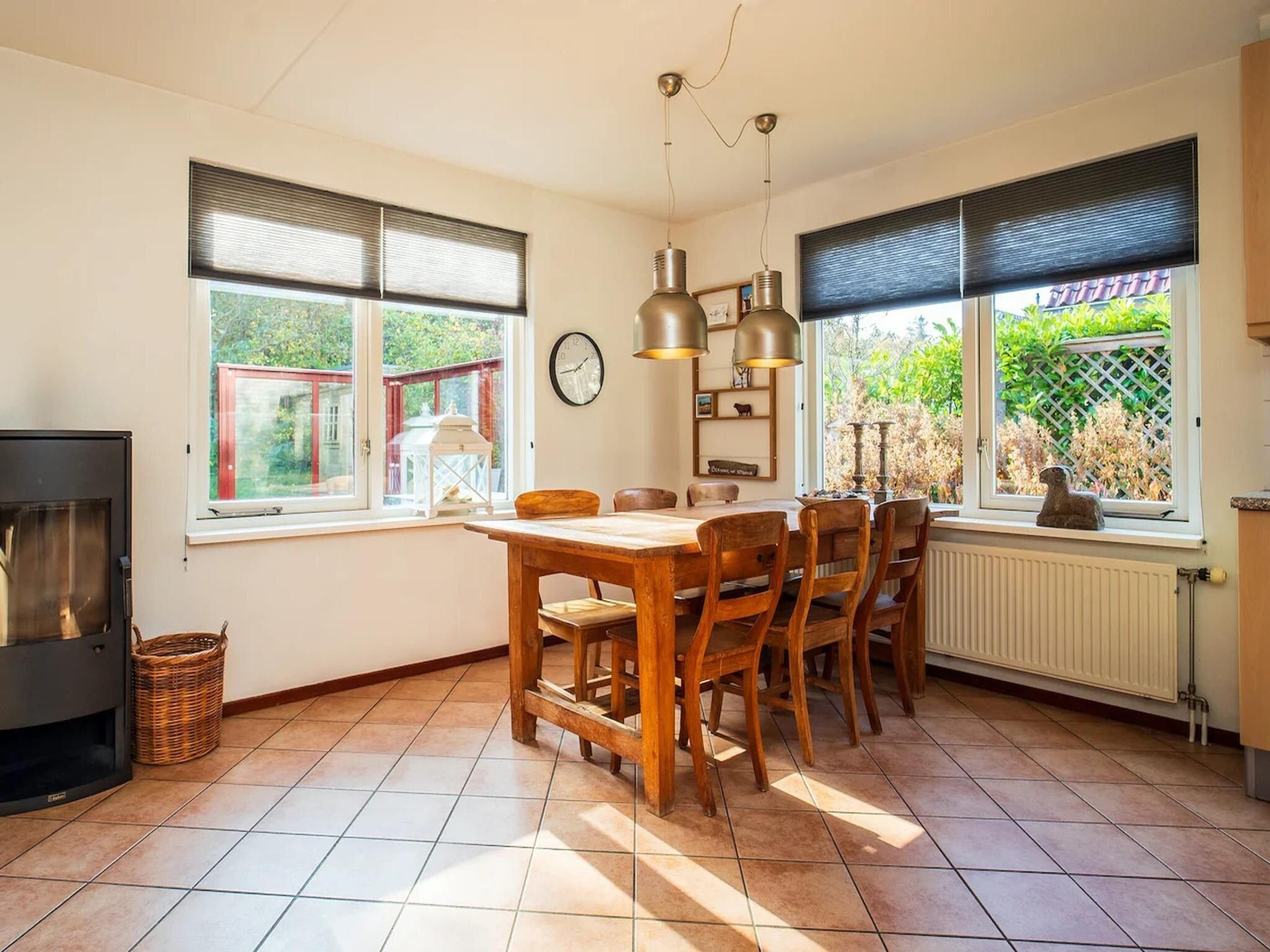 De eetkamer van 6-person luxury villa with 2 bathrooms on Texel in De Koog