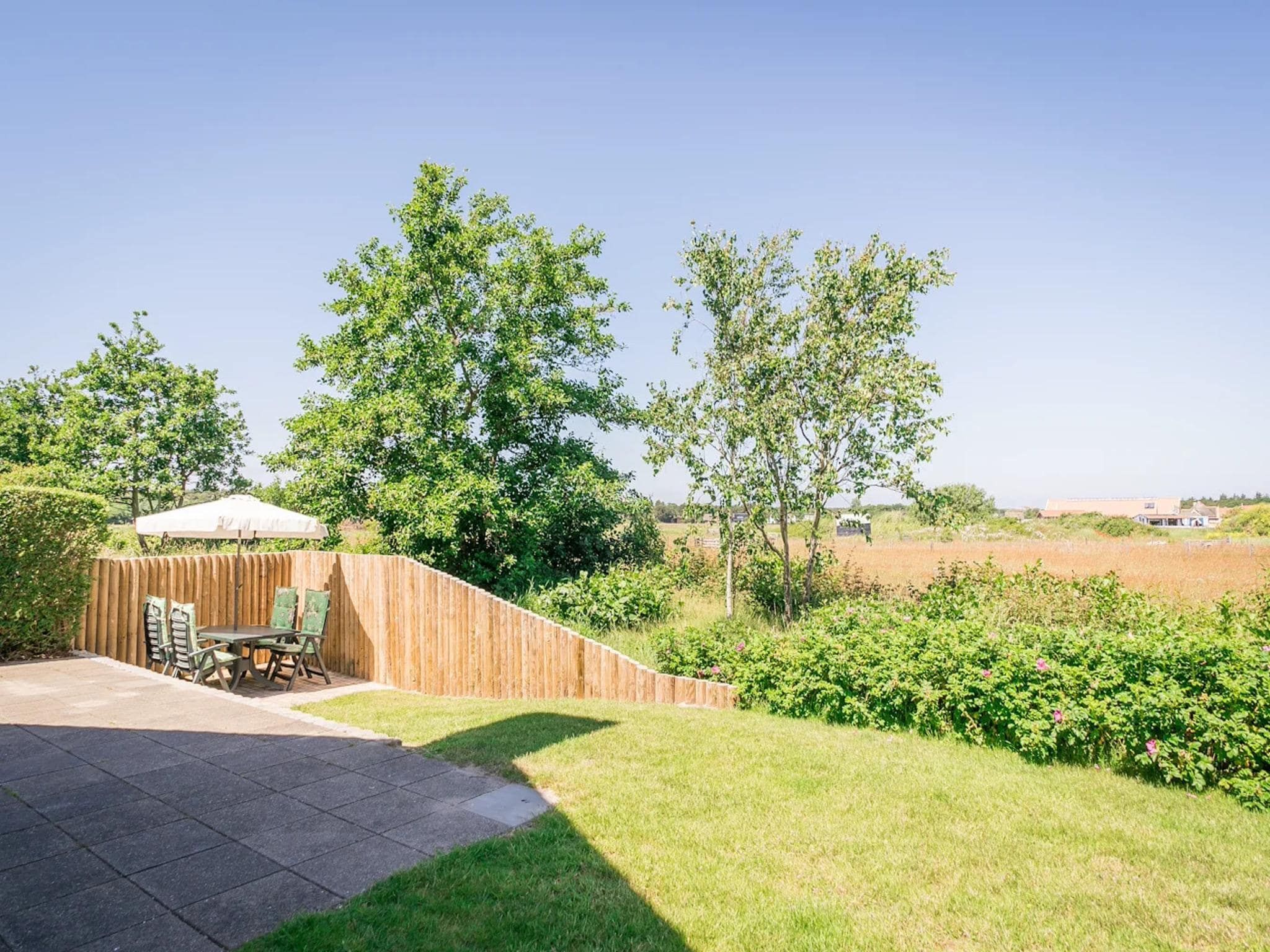 Het terras van Luxury 4-person villa in a nature reserve on Texel in De Koog