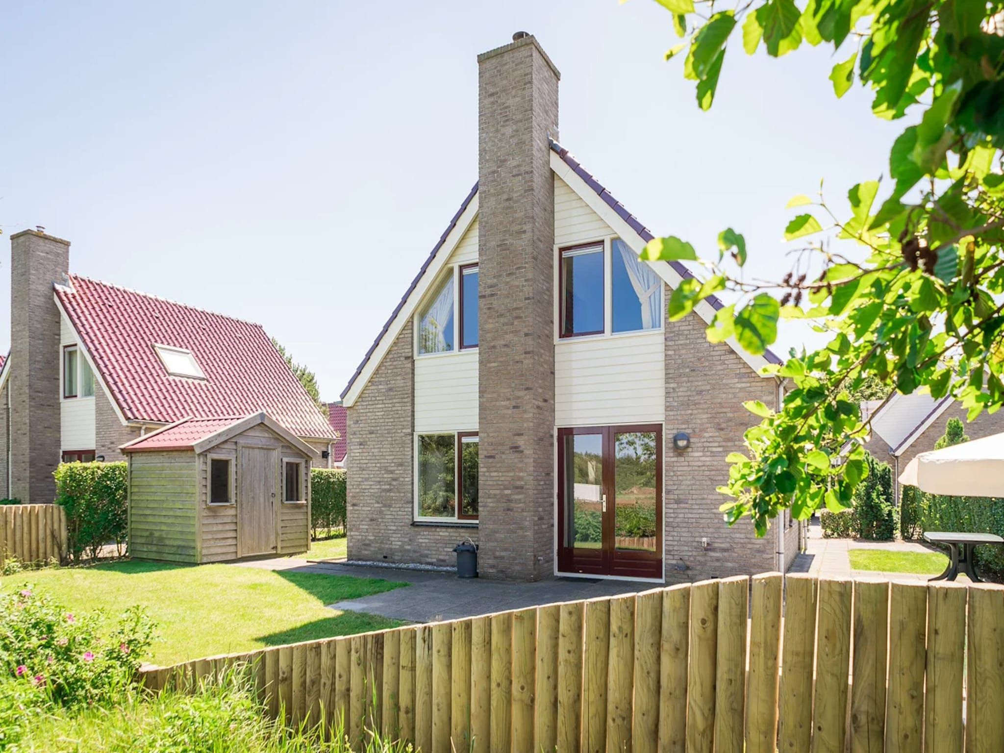 De buitenkant van Luxury 4-person villa in a nature reserve on Texel in De Koog