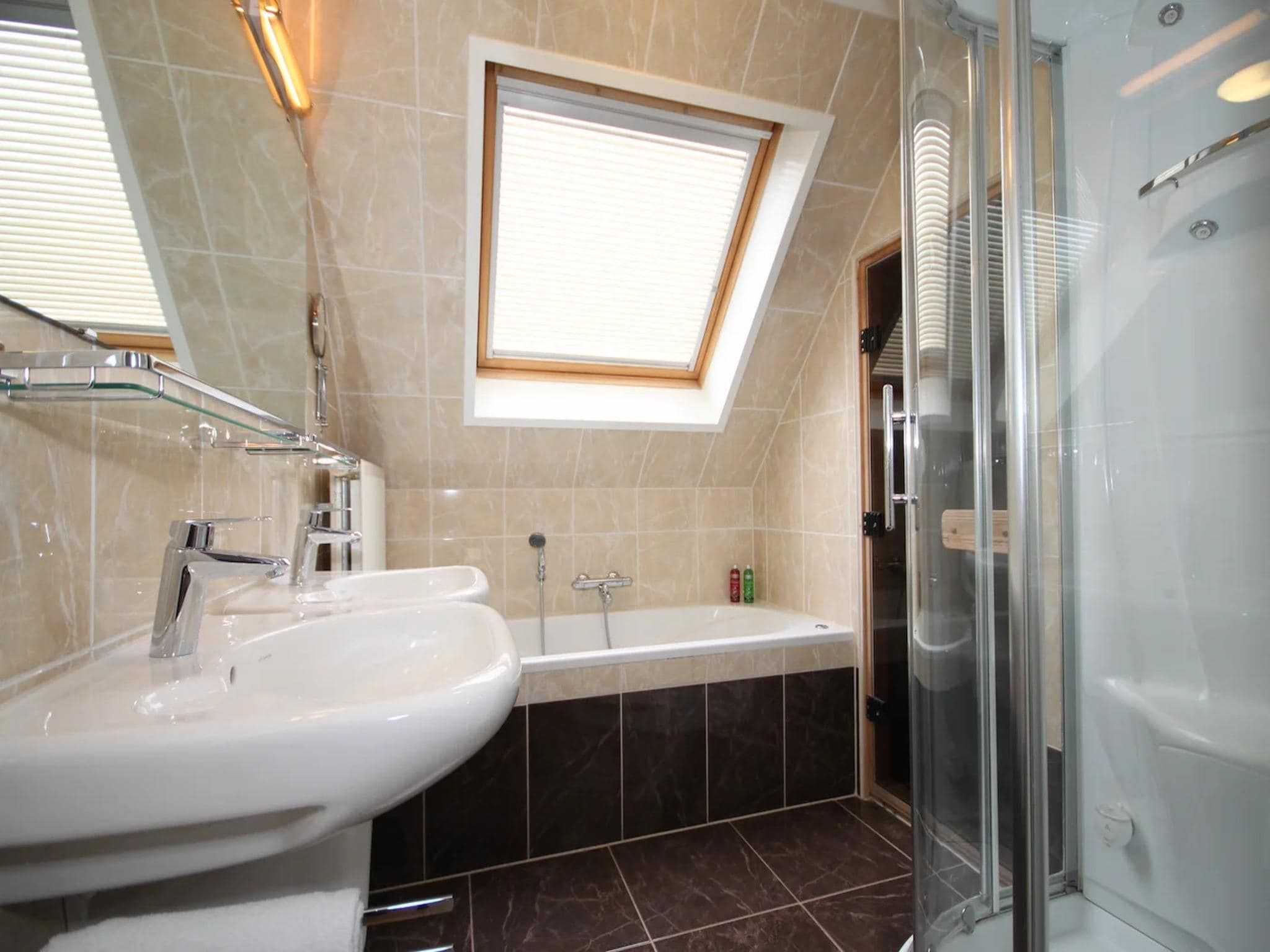 De badkamer van Luxury 4-person villa in a nature reserve on Texel in De Koog