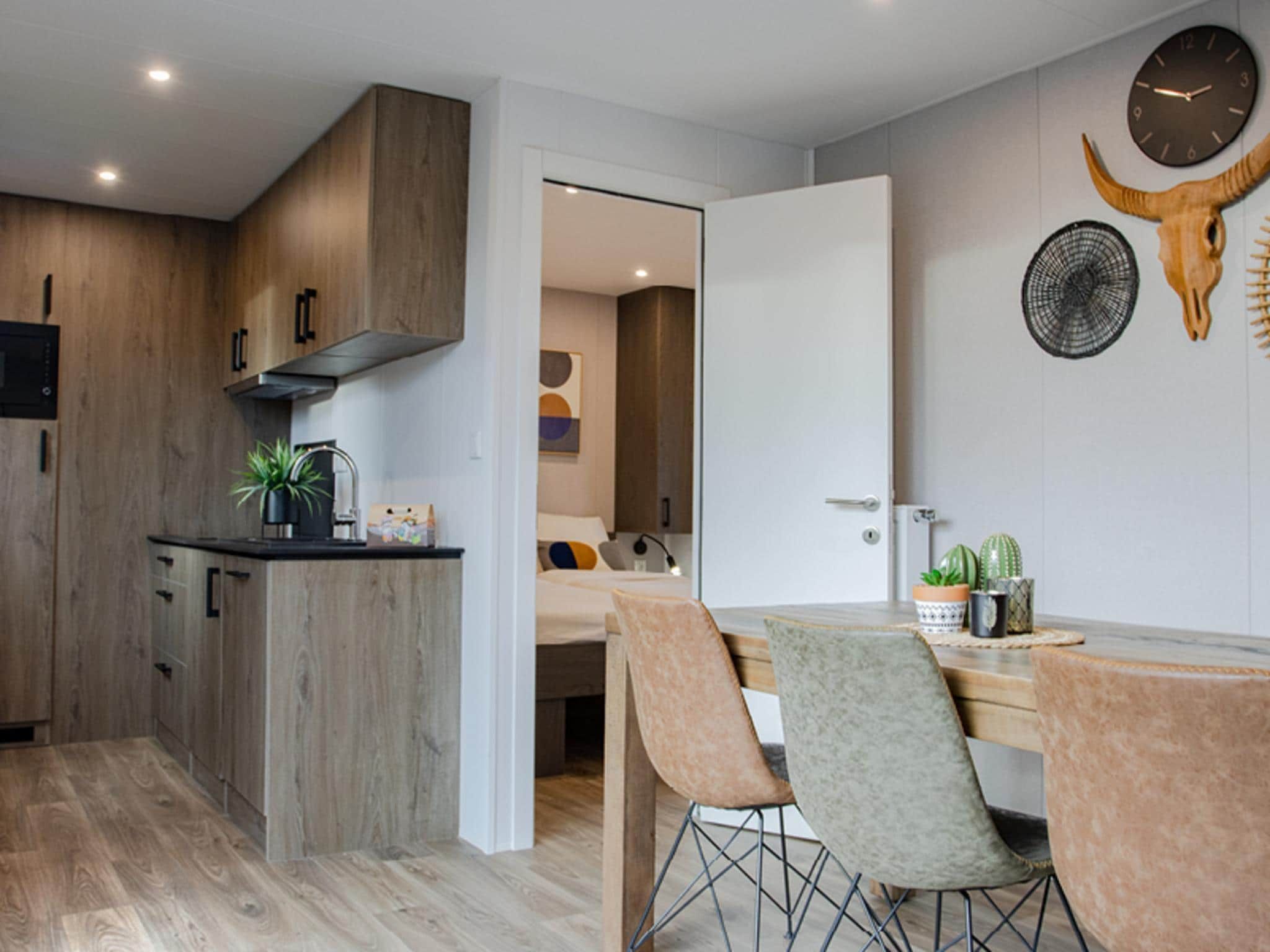 De eetkamer van Red Rock Cottage in Slagharen