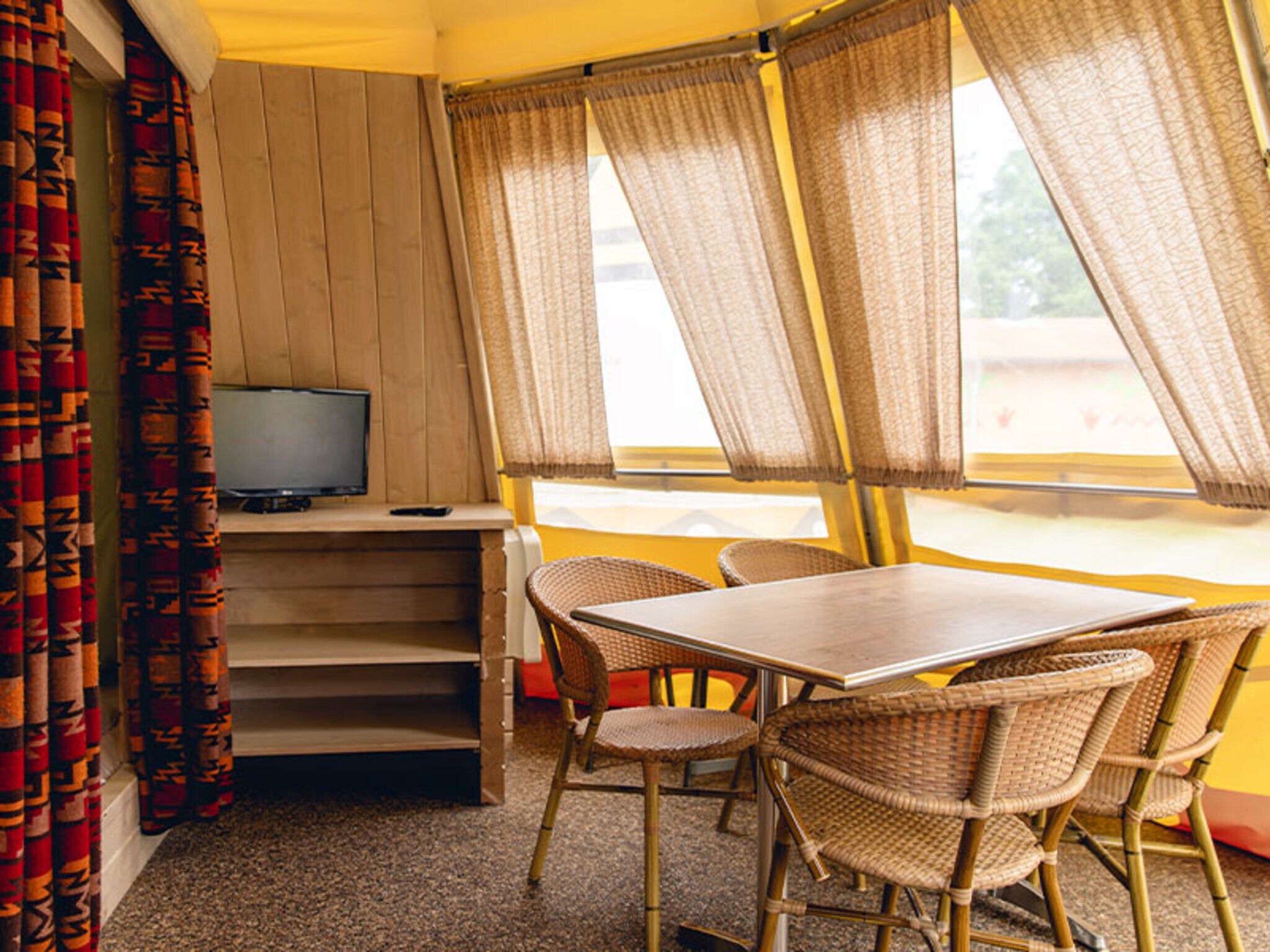 De eetkamer van Wigwam Deluxe in Slagharen