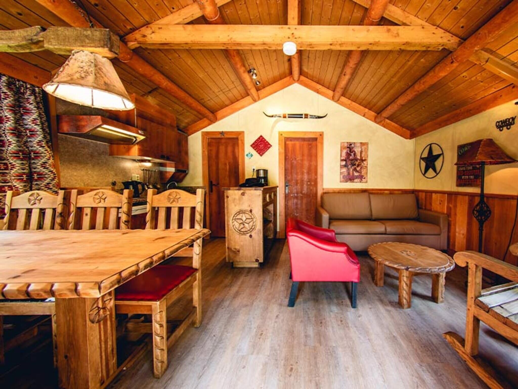 De woonkamer van Cowboy Cottage in Slagharen