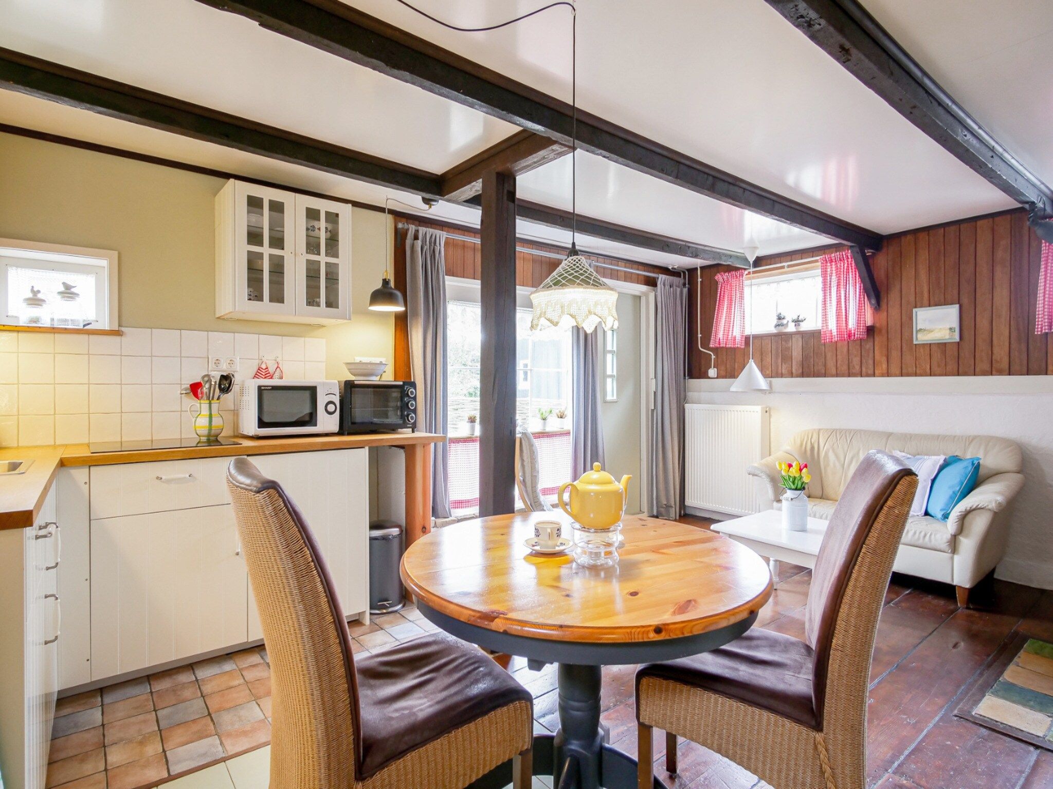 De eetkamer van Suite Koeboet in Callantsoog