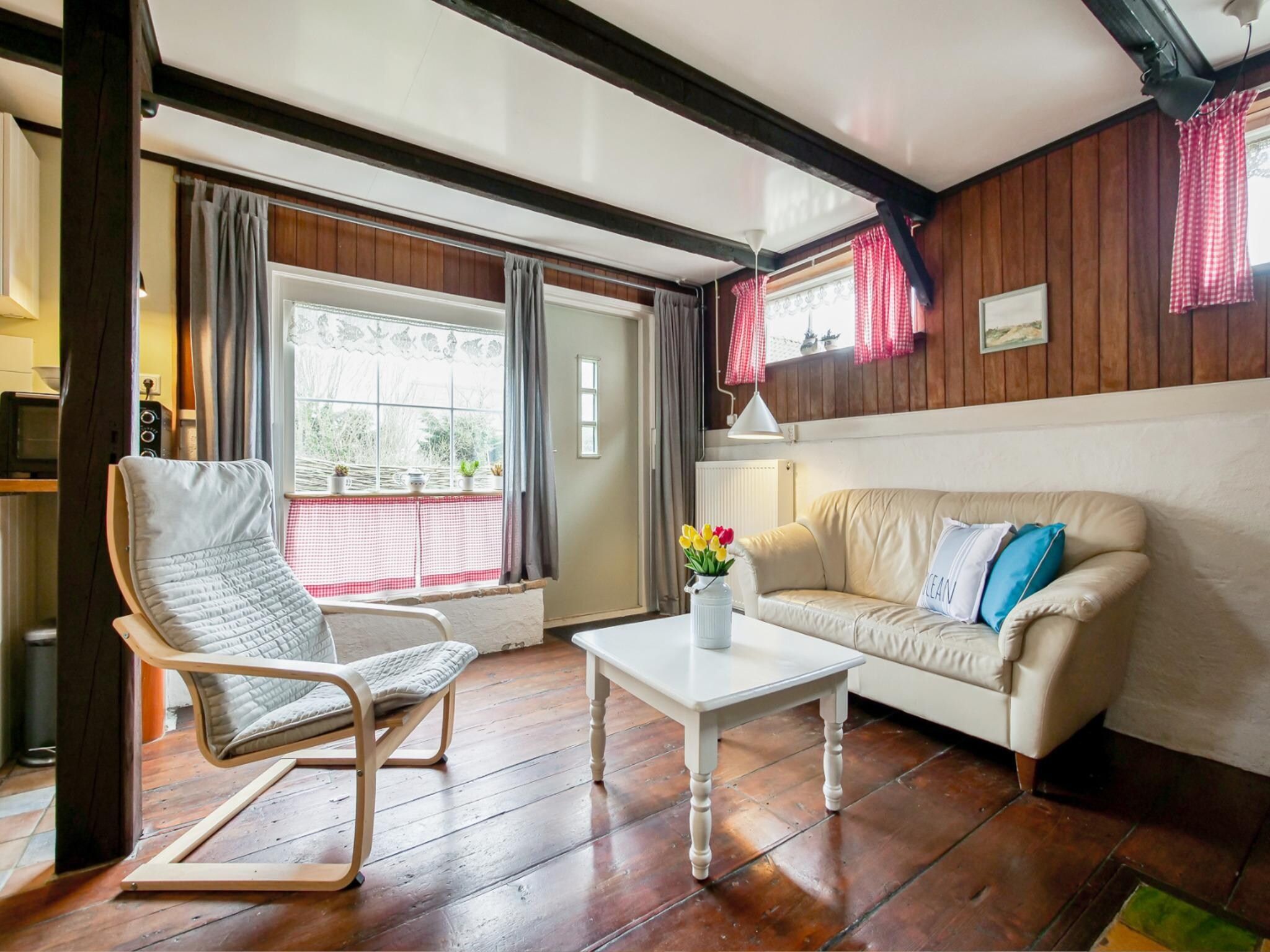 De woonkamer van Suite Koeboet in Callantsoog
