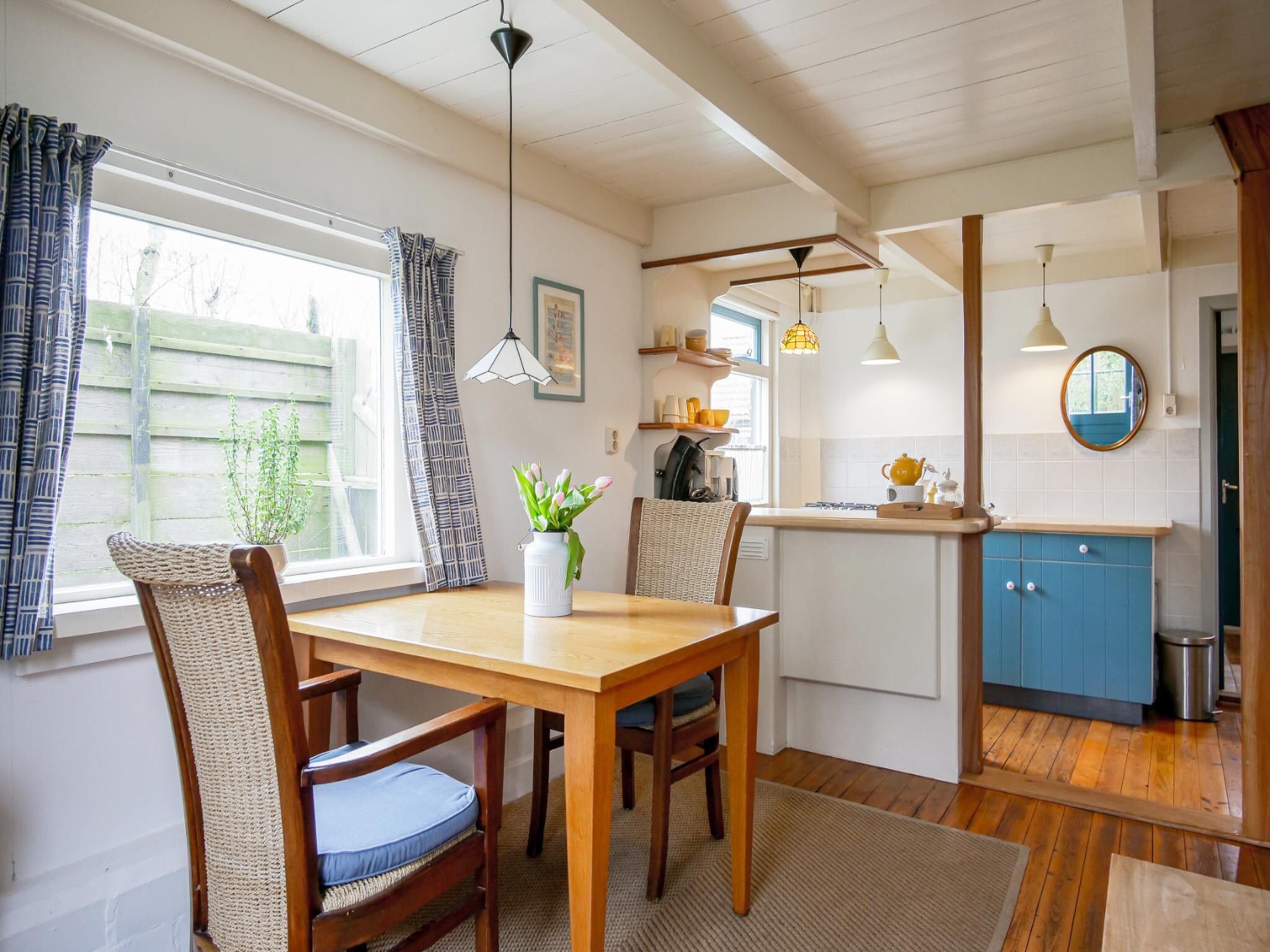 De eetkamer van Appartement Eb in Callantsoog