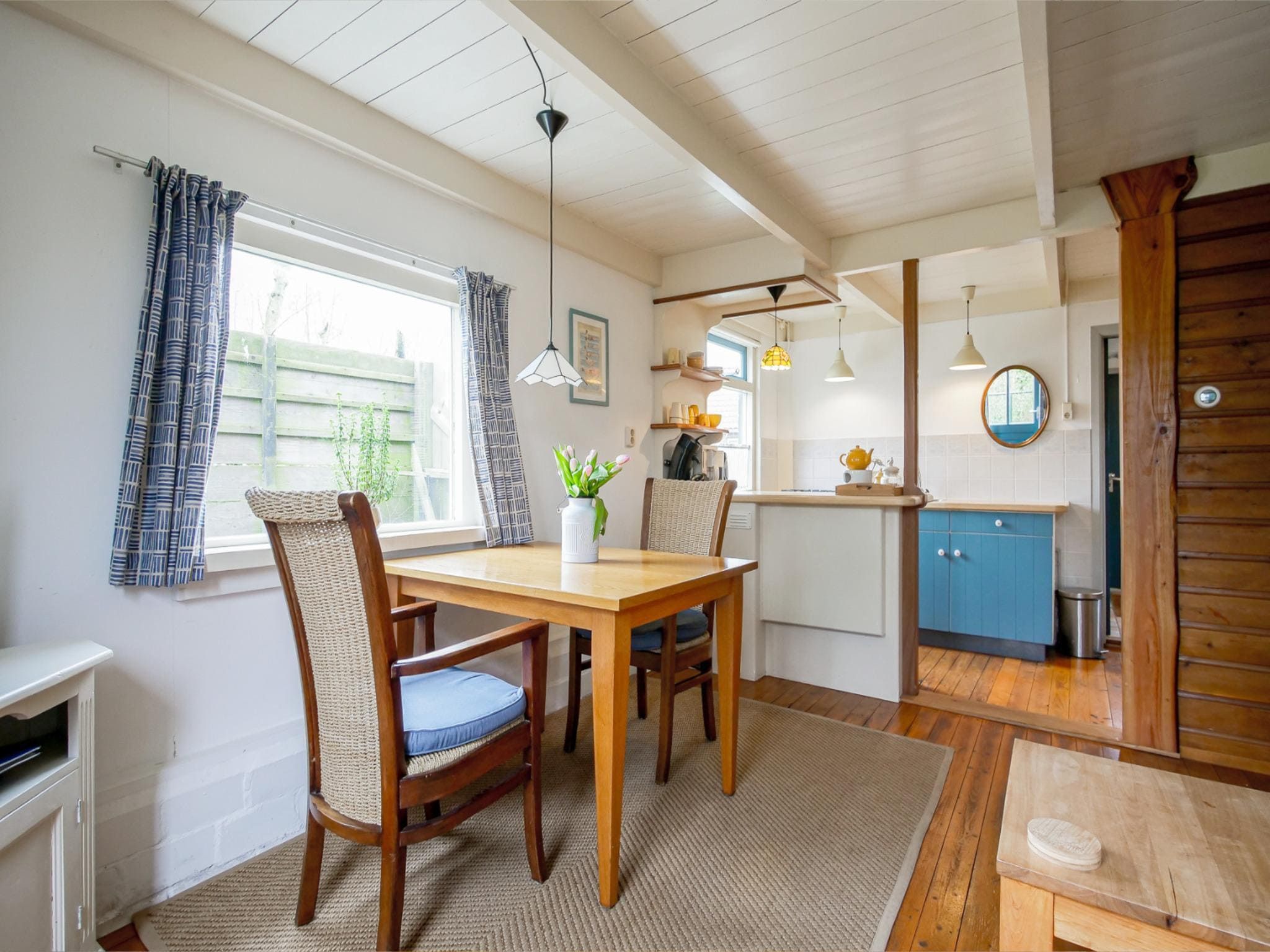 De eetkamer van Appartement Eb in Callantsoog