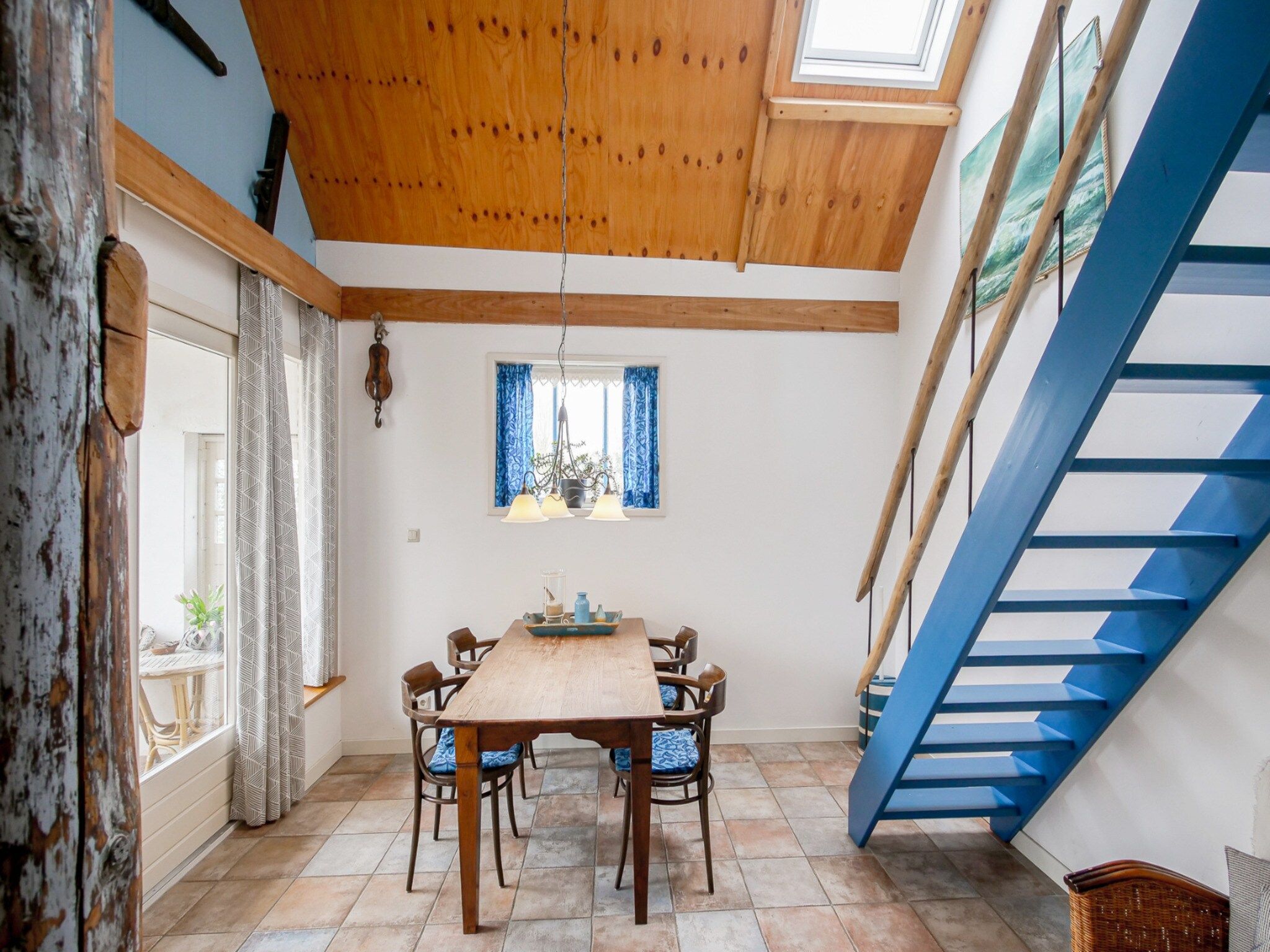 De eetkamer van Appartement Dars in Callantsoog