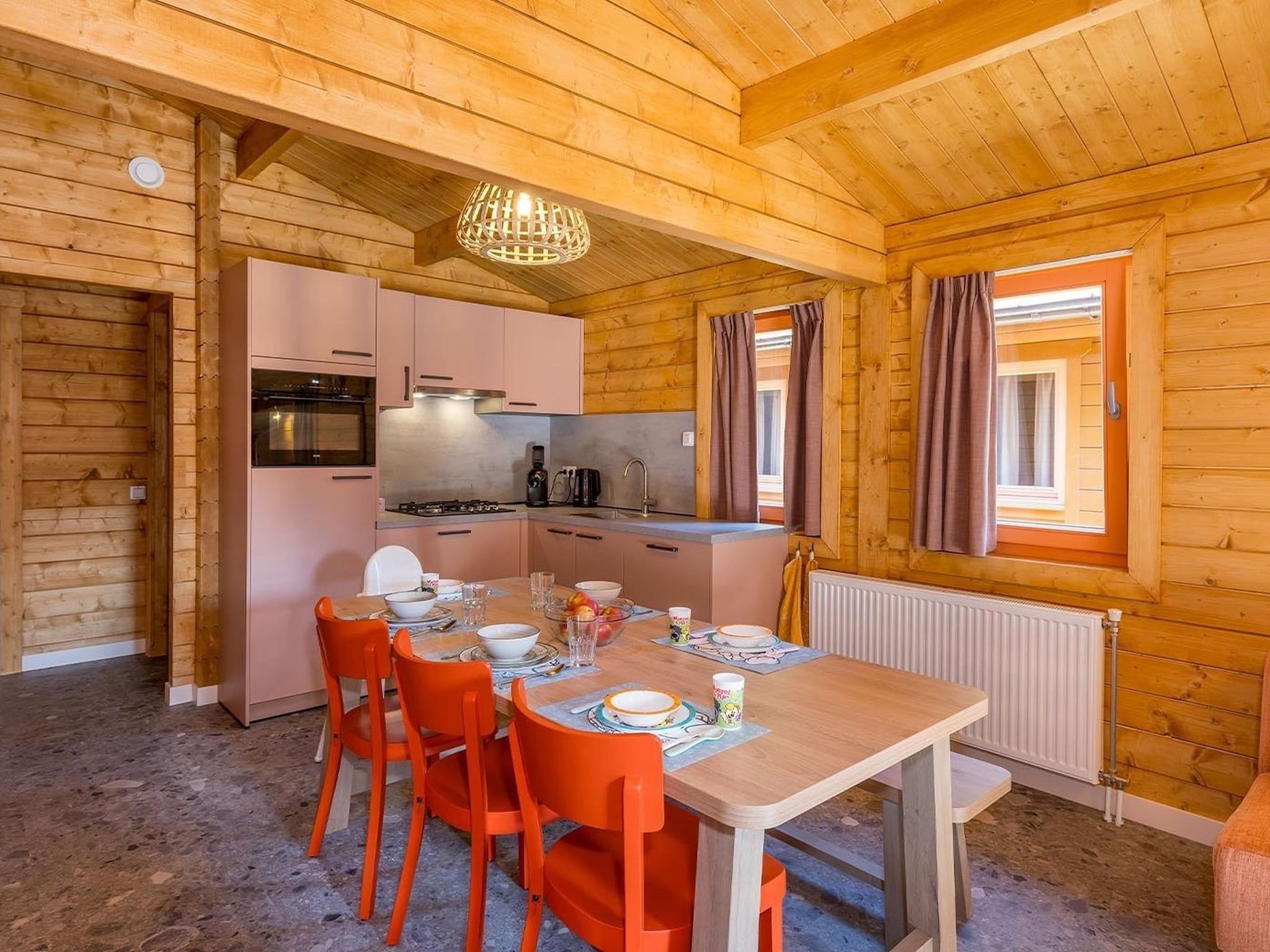 De eetkamer van Woezel & Pip Lodge 6p - Met Speelkamer in Hoogerheide