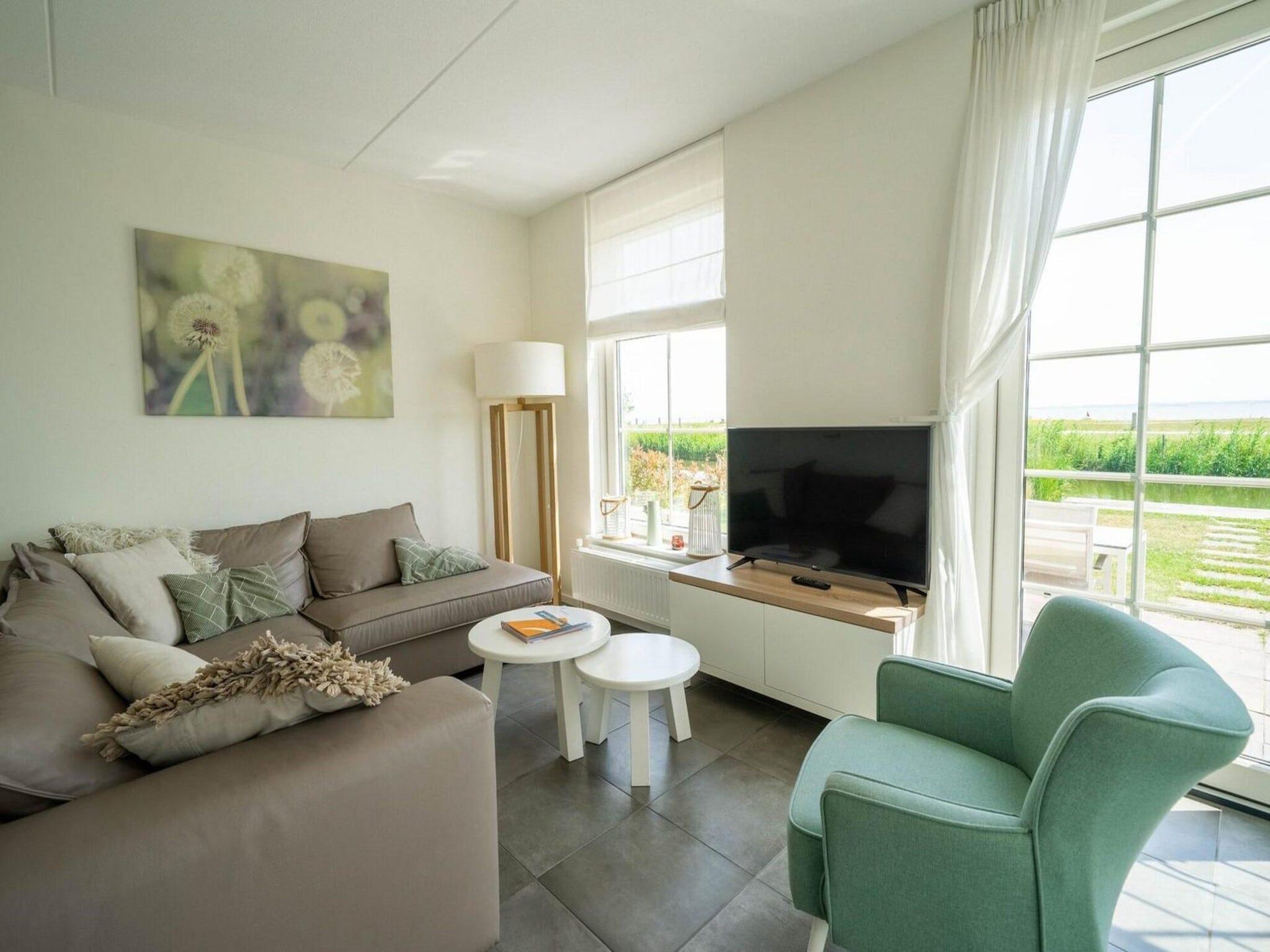 De woonkamer van Florijn 6 in Uitdam