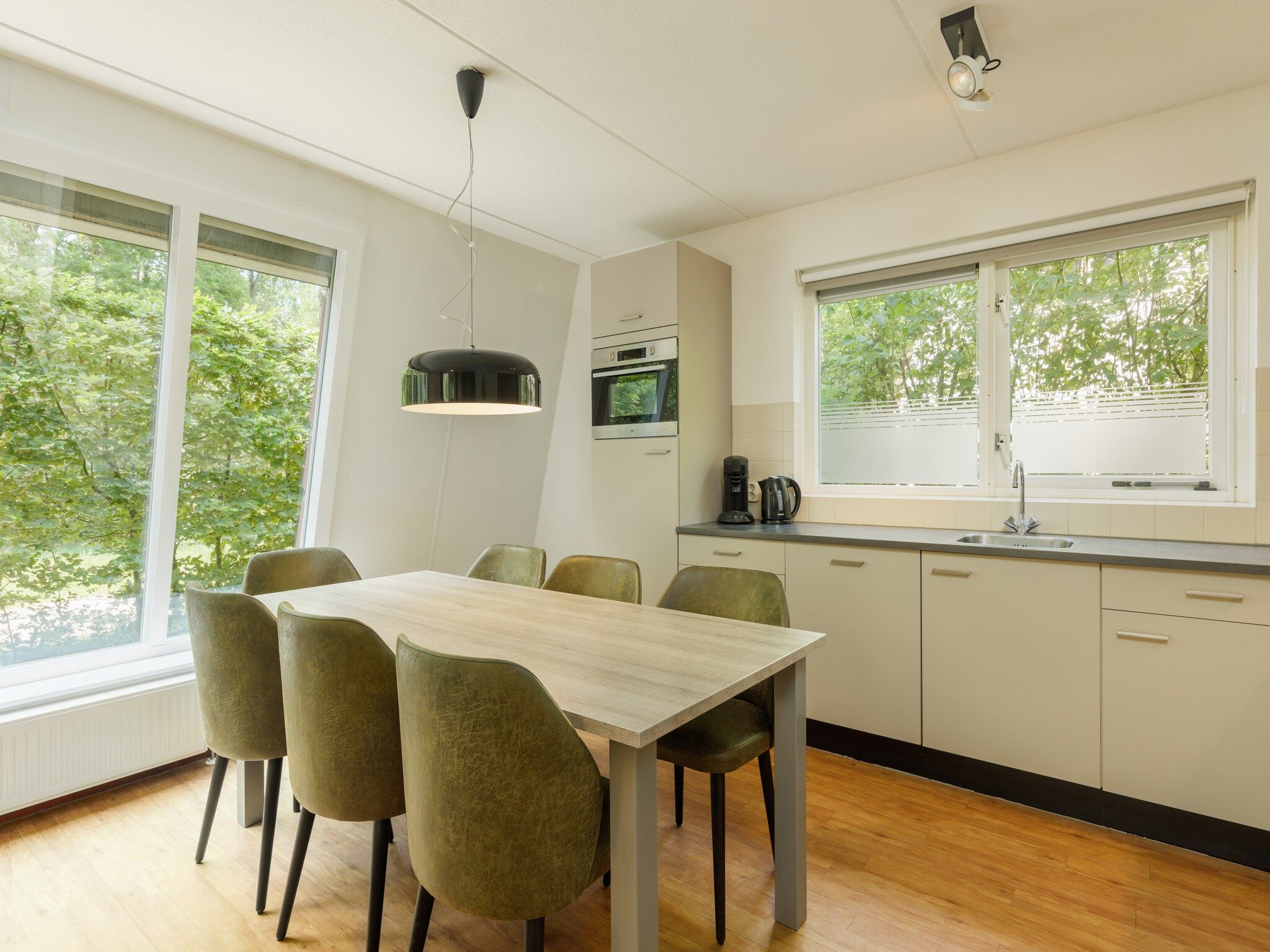 De keuken van Bungalowpark Hoenderloo 2 in Hoenderloo