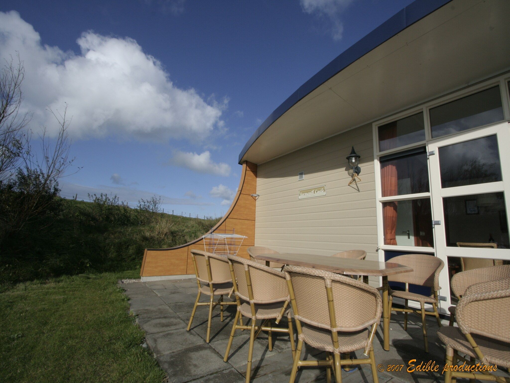 Het terras van Strandpark Vlugtenburg 3 in 's-Gravenzande