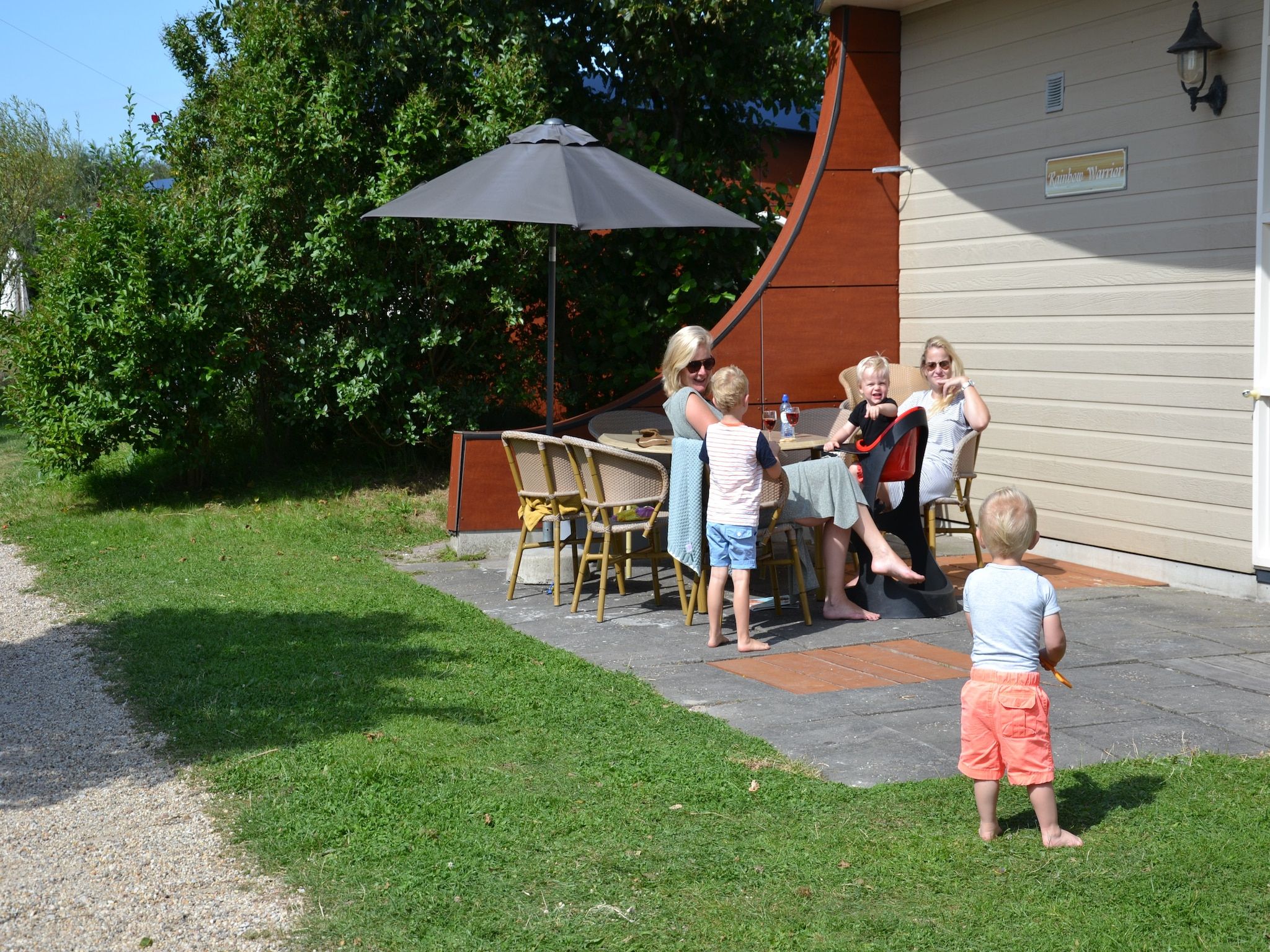 De tuin van Strandpark Vlugtenburg 3 in 's-Gravenzande