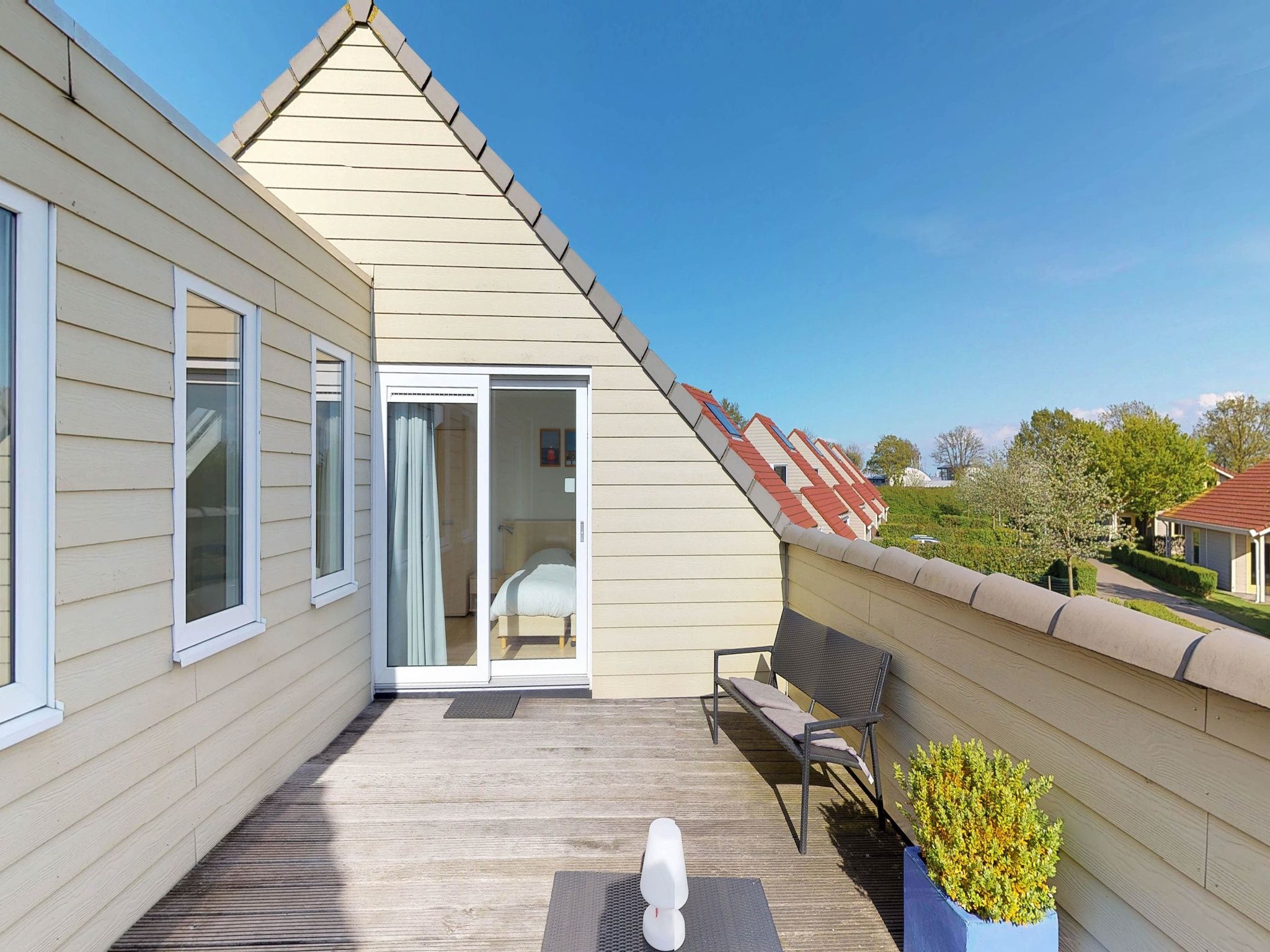 Het terras van Villapark de Paardekreek 6 in Kortgene