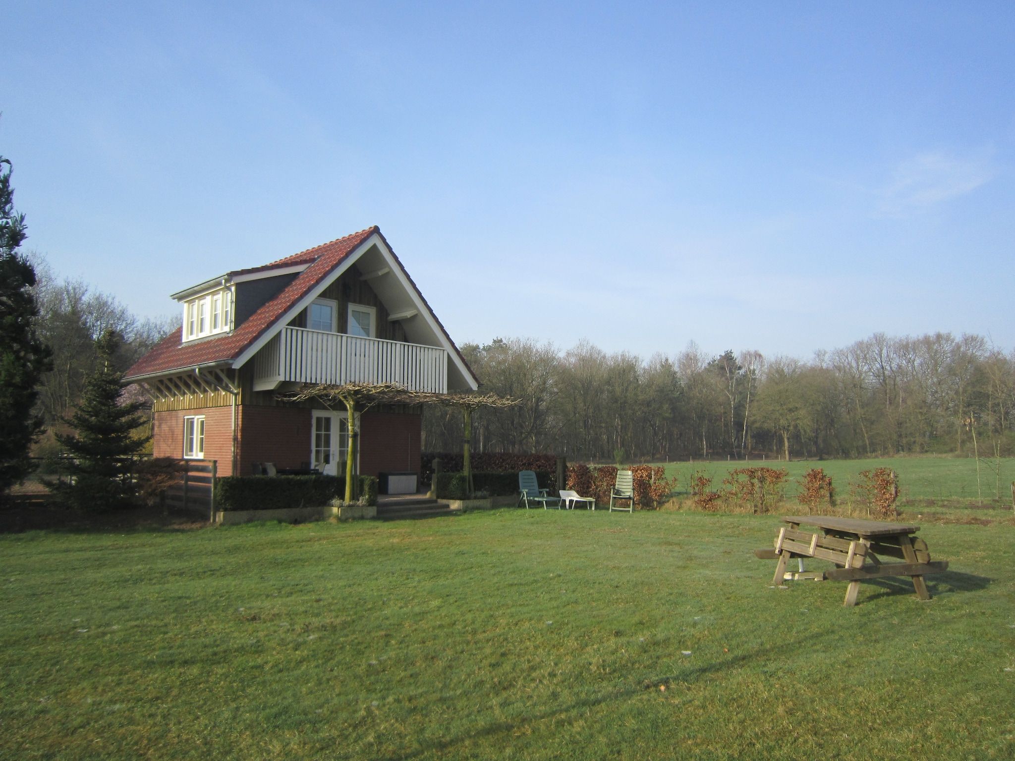De tuin van Le Petit Miracle in Well