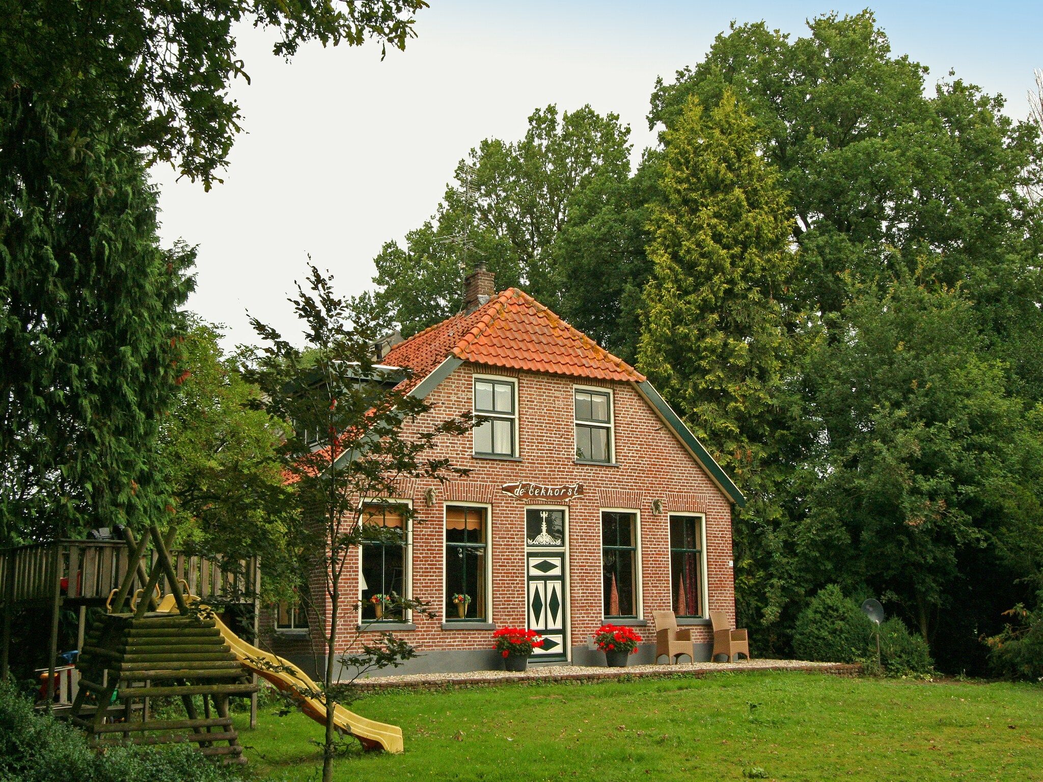 De buitenkant van De Eekhorst in Balkbrug