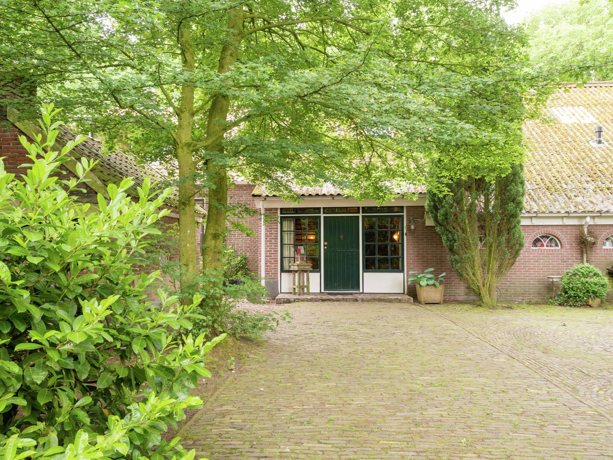 De buitenkant van De Eekhorst in Balkbrug