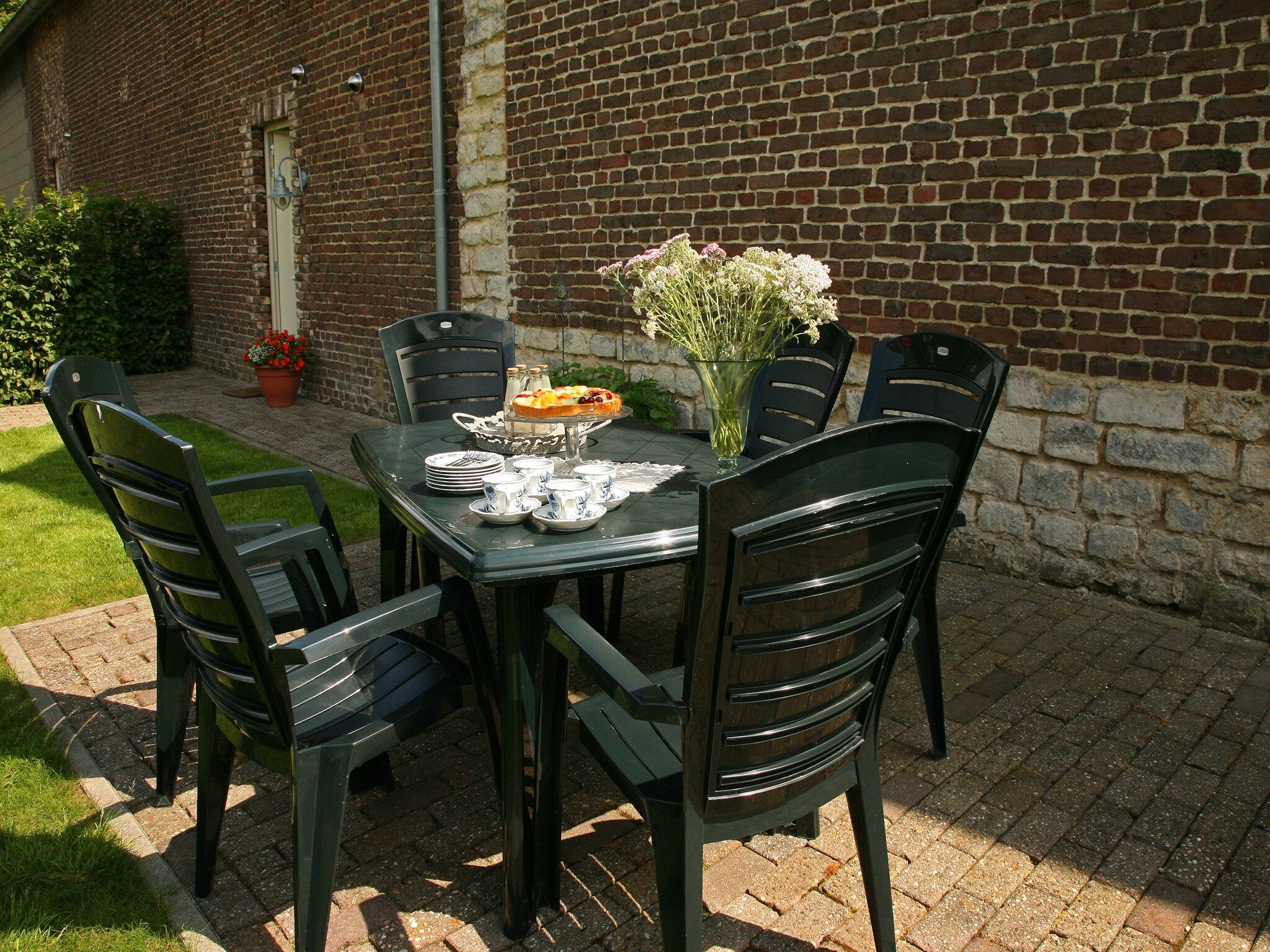 Het terras van Hoeve in gunne winkel 1 en 2 in Wijlre