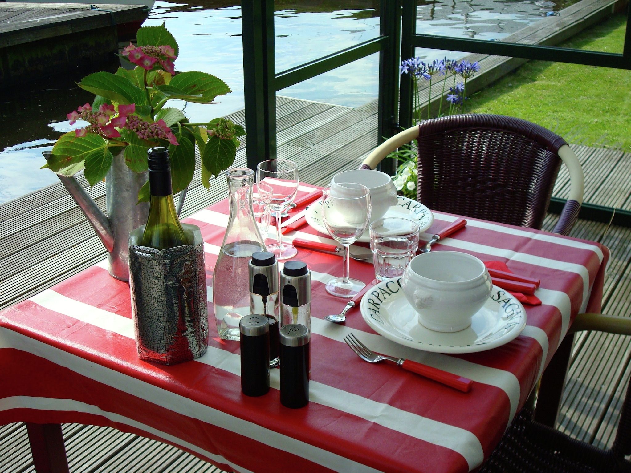 Het terras van Villa ten Hoeve in Steendam