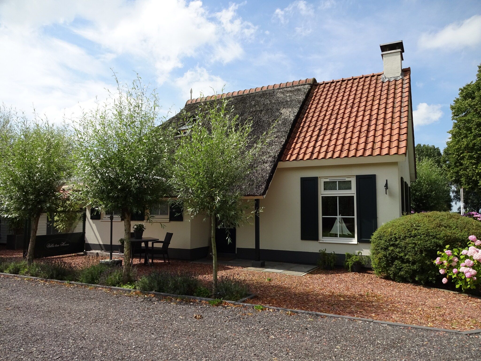 De buitenkant van Villa ten Hoeve in Steendam