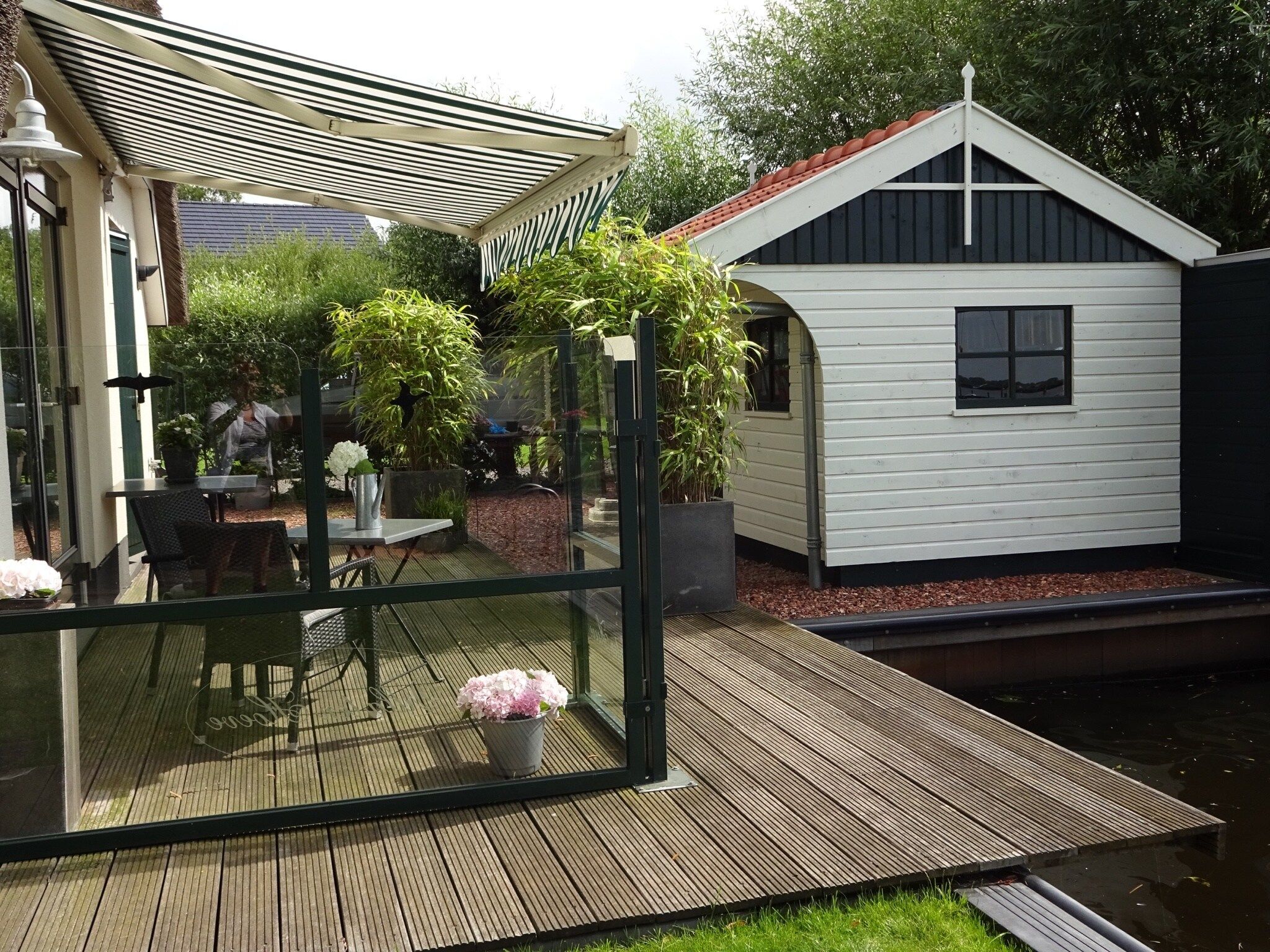 Het terras van Villa ten Hoeve in Steendam
