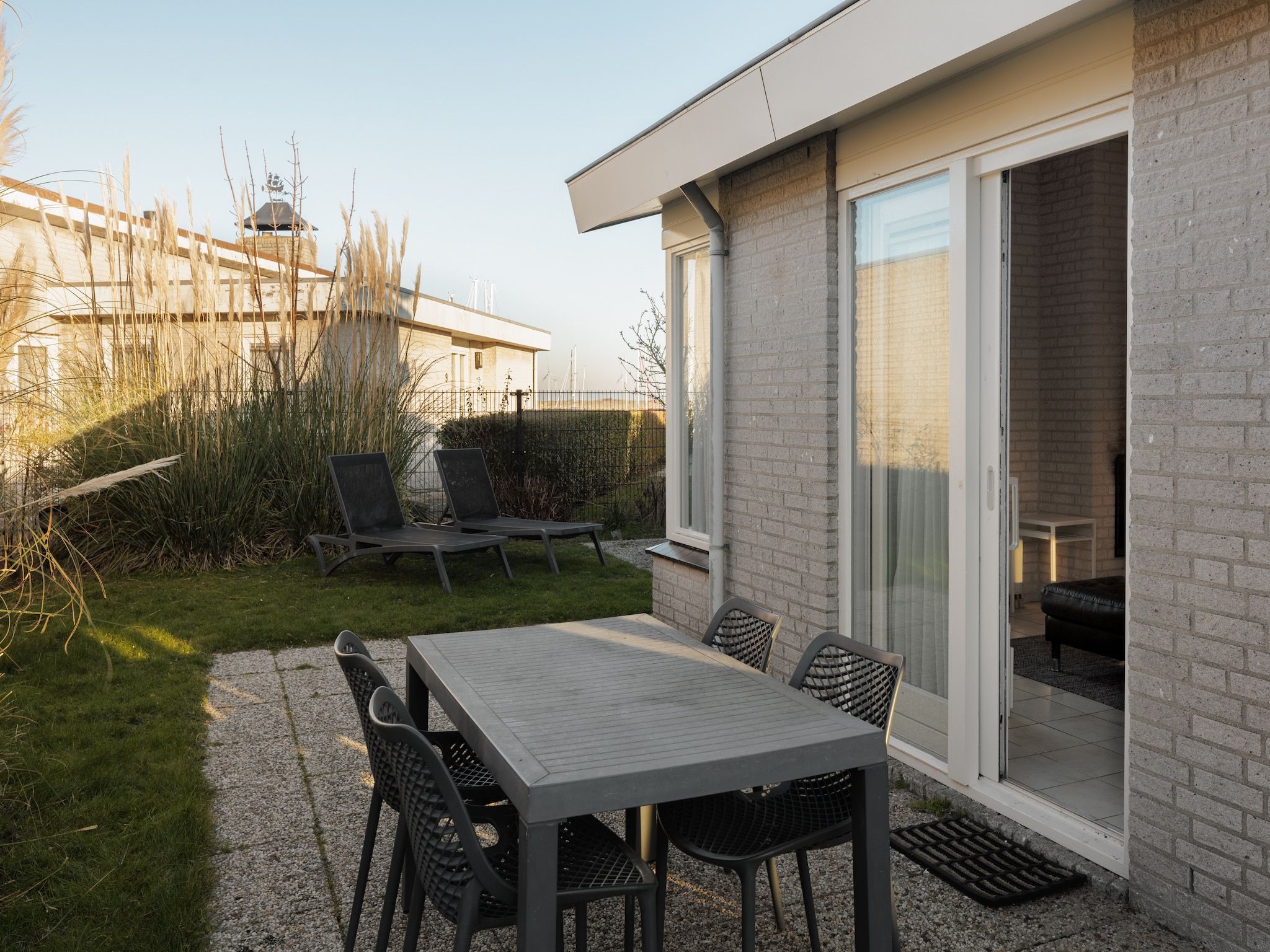 Het terras van Roompot Beach Resort 4 in Kamperland