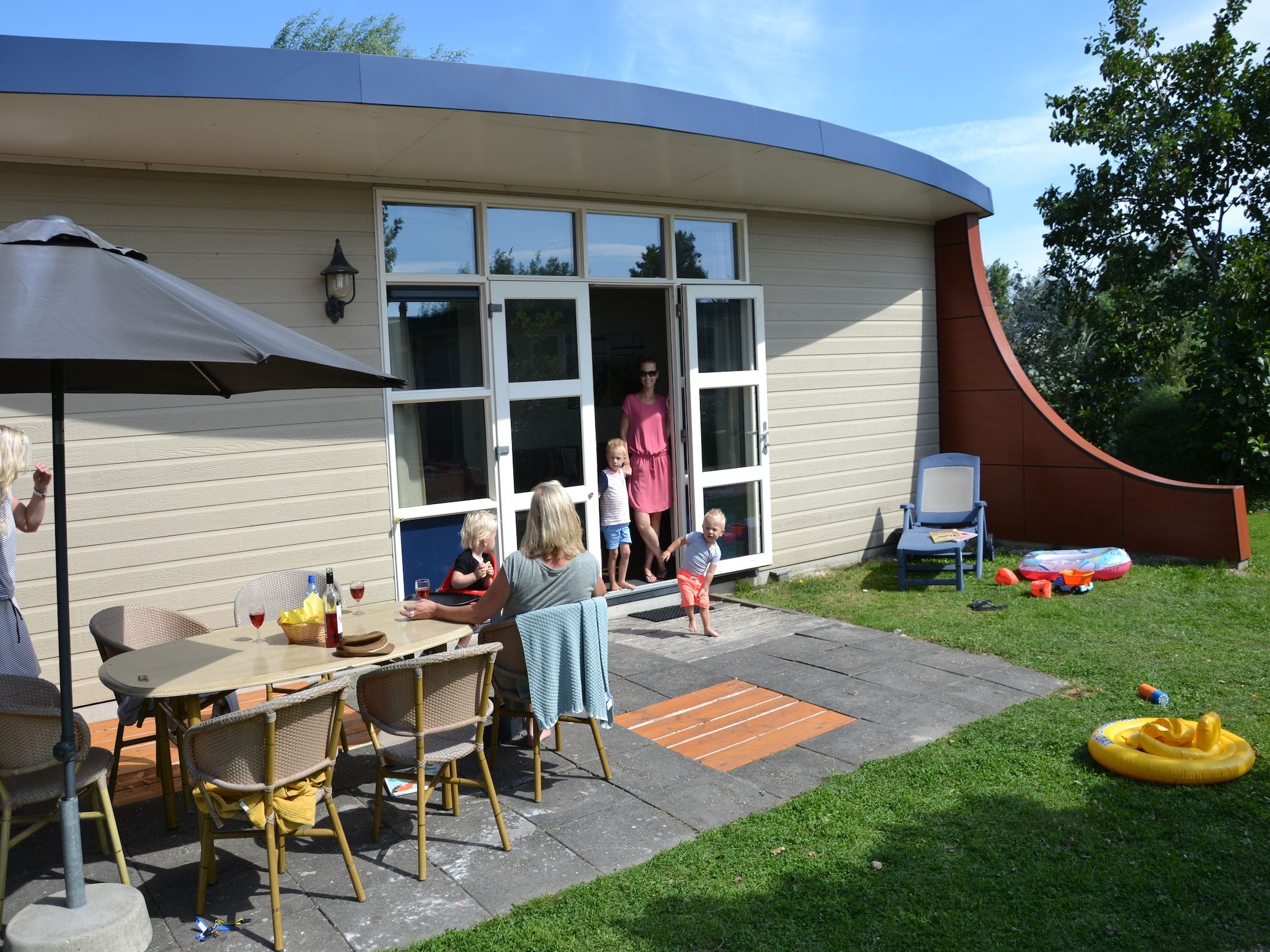 De tuin van Strandpark Vlugtenburg 5 in 's-Gravenzande