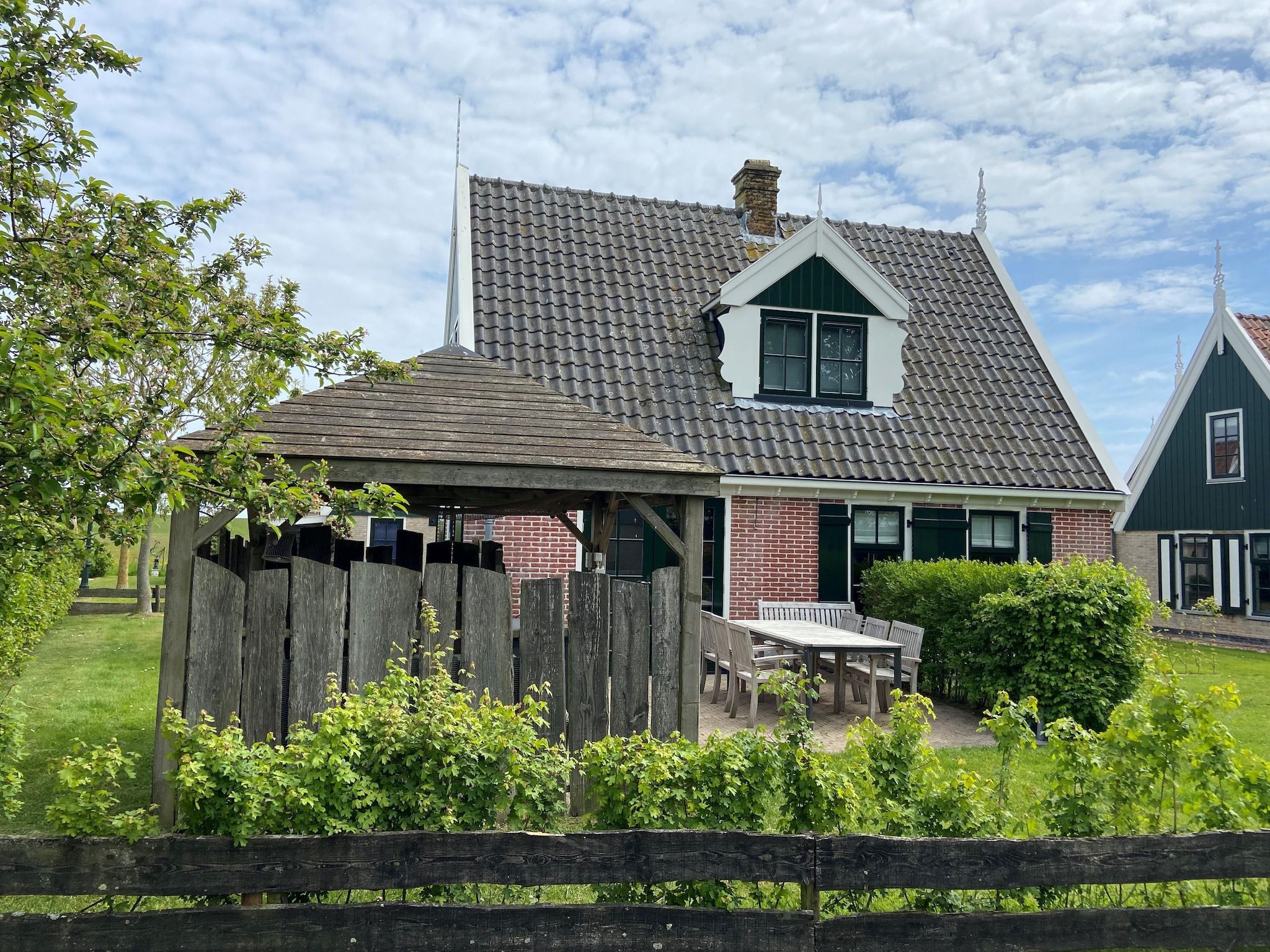 De tuin van Recreatiepark Wiringherlant - Villa 14 in Hippolytushoef