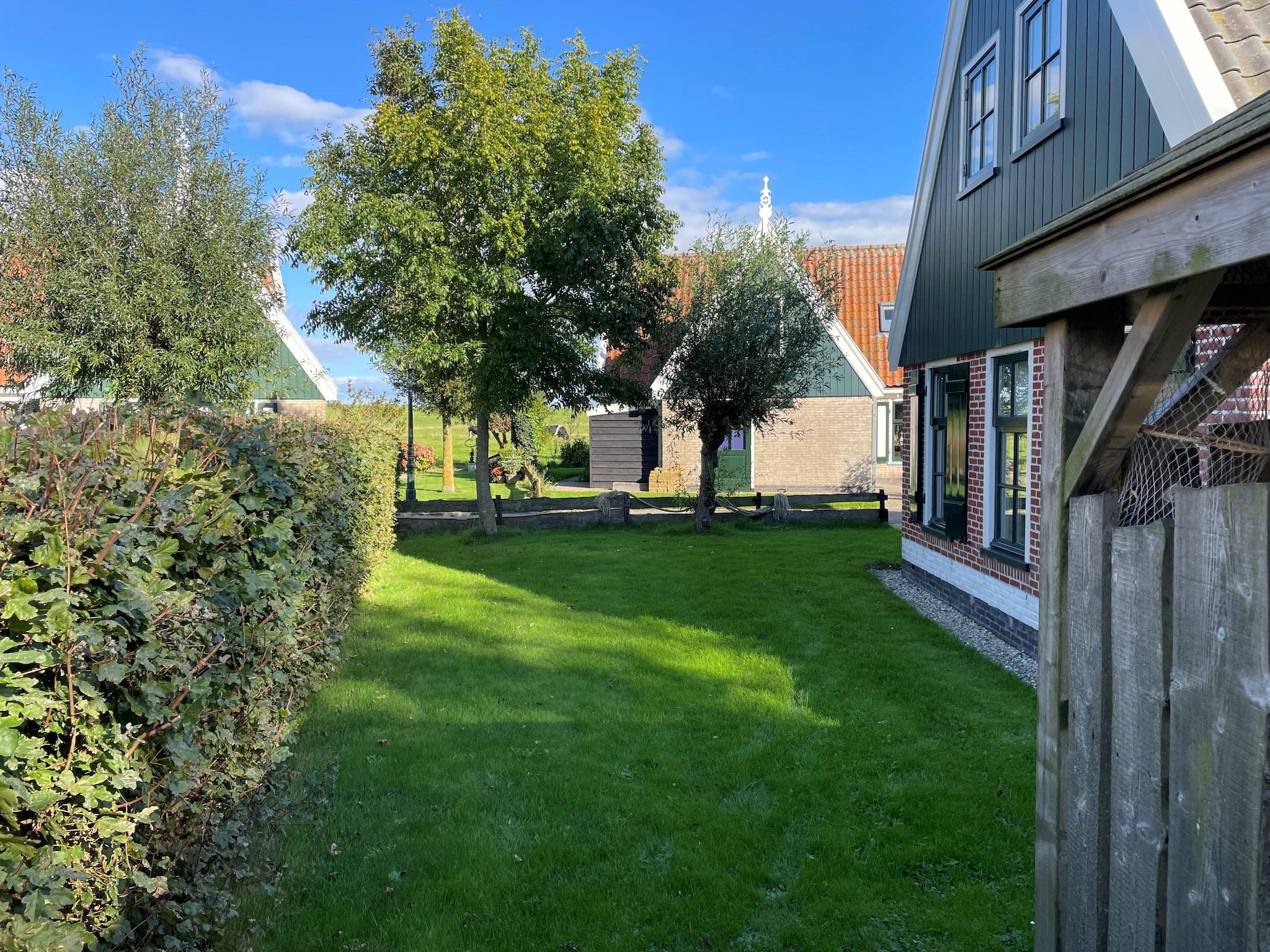 De tuin van Recreatiepark Wiringherlant - Villa 14 in Hippolytushoef