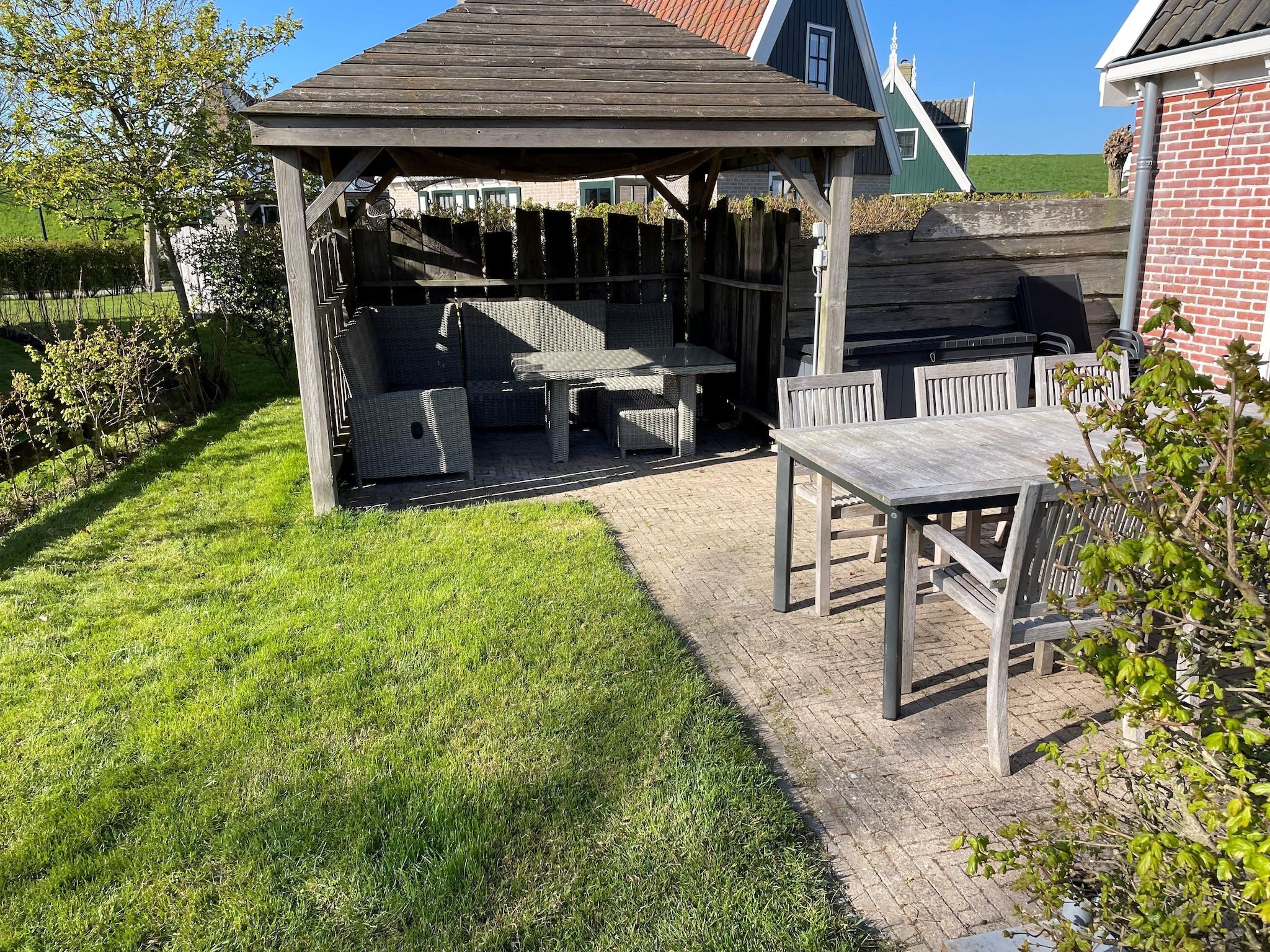 Het terras van Recreatiepark Wiringherlant - Villa 14 in Hippolytushoef