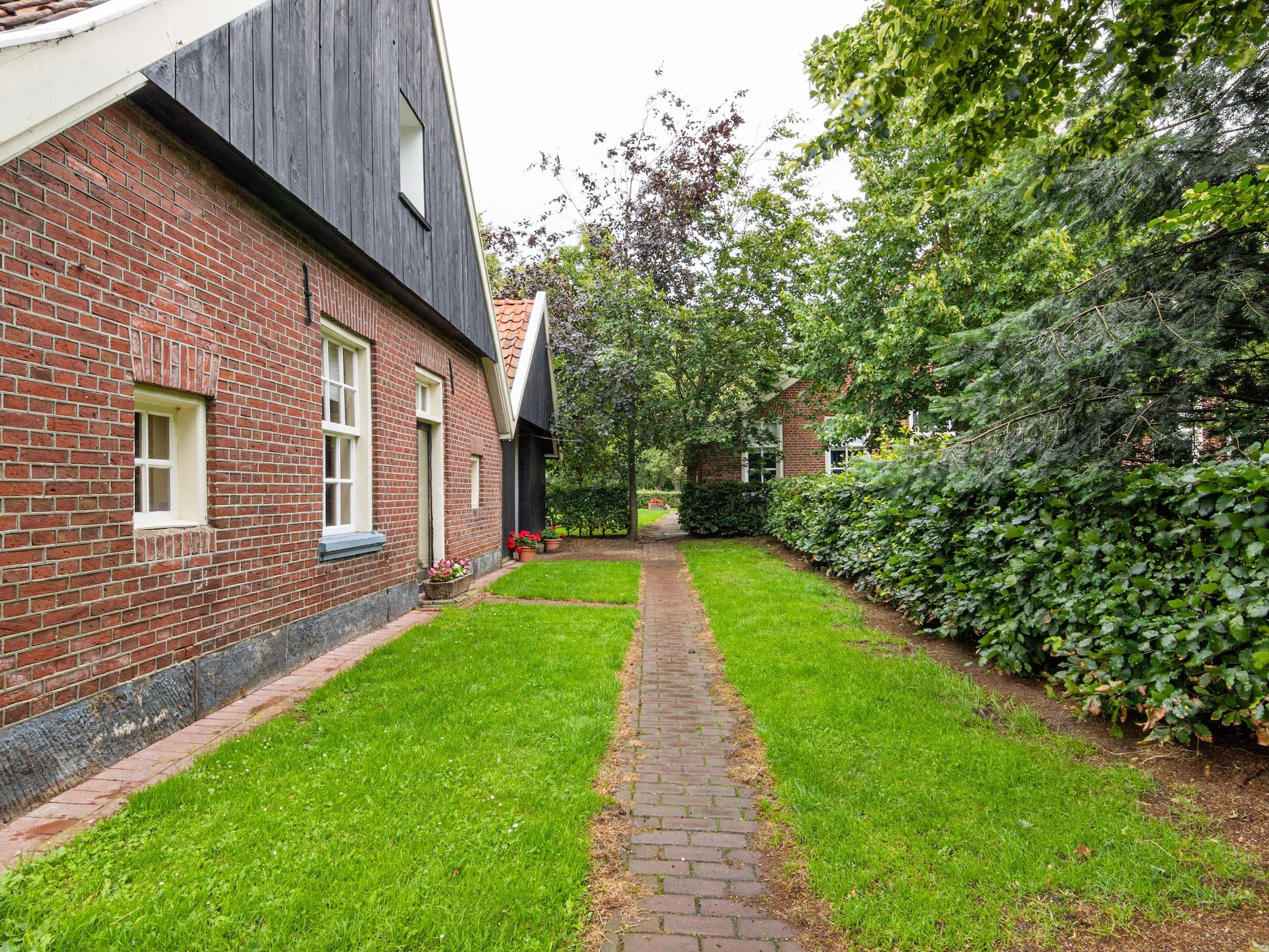 De tuin van Kotman's spieker 6 persoons in Enschede