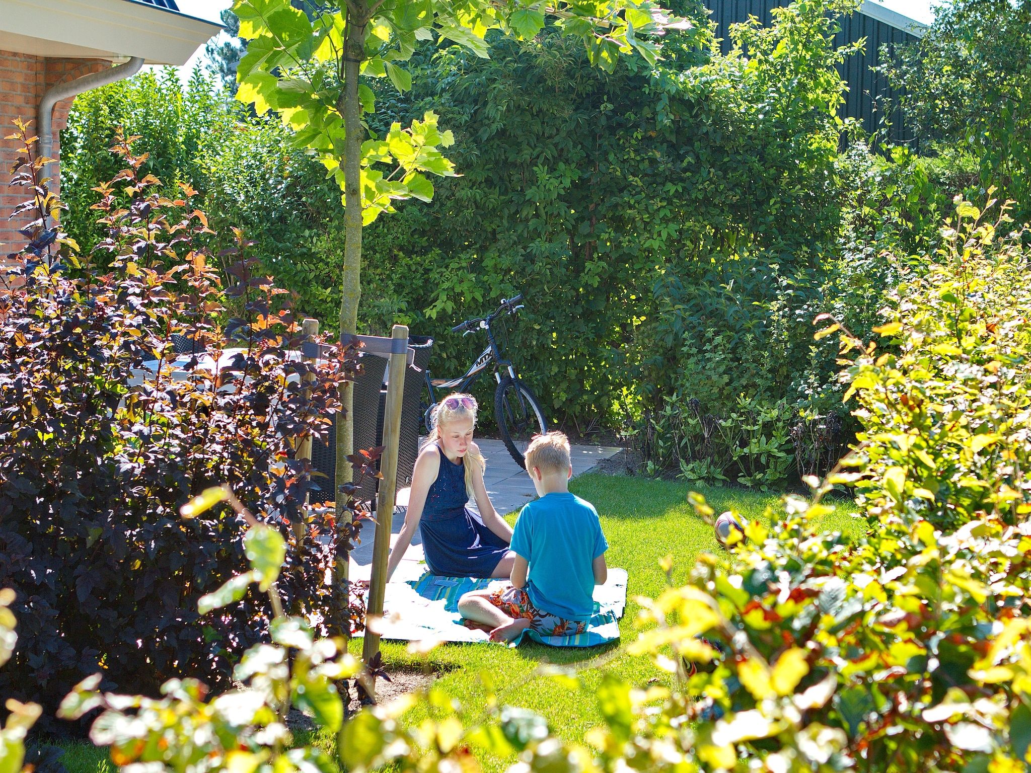 De tuin van Vakantiepark Duinrust 1 in Noordwijk aan zee