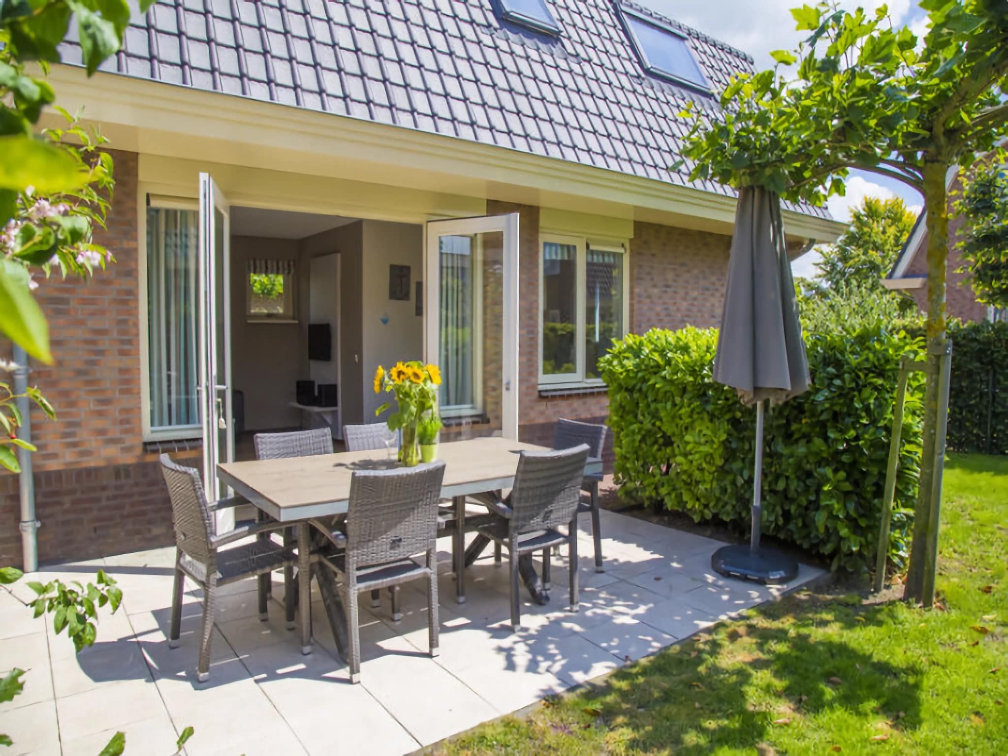 Het terras van Vakantiepark Duinrust 1 in Noordwijk aan zee
