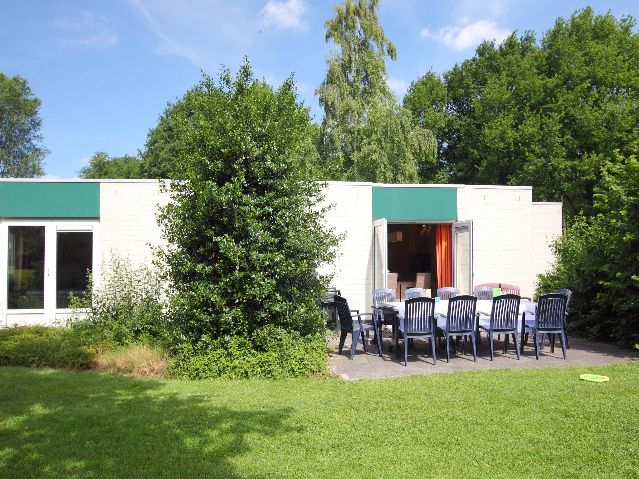 De buitenkant van Vakantiepark Hunzedal 6 in Borger