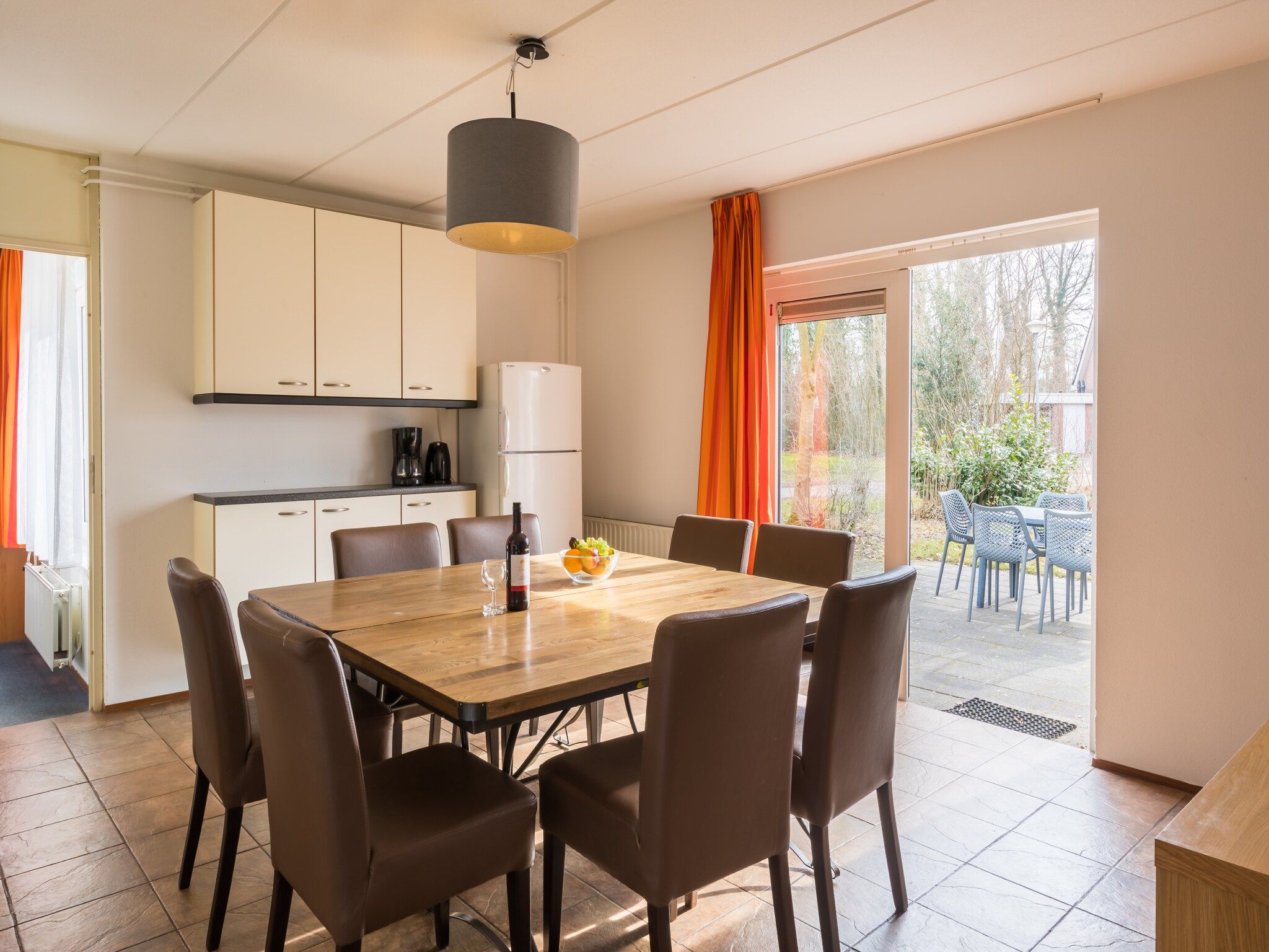 De eetkamer van Vakantiepark Hunzedal 6 in Borger