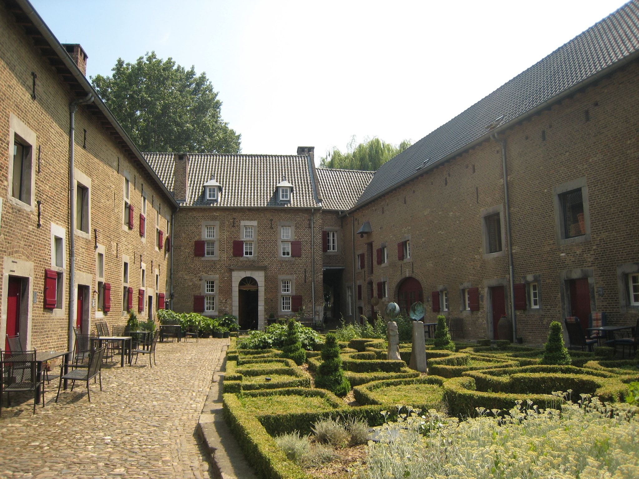 De buitenkant van Meschermolen 6 in Mesch-Eijsden
