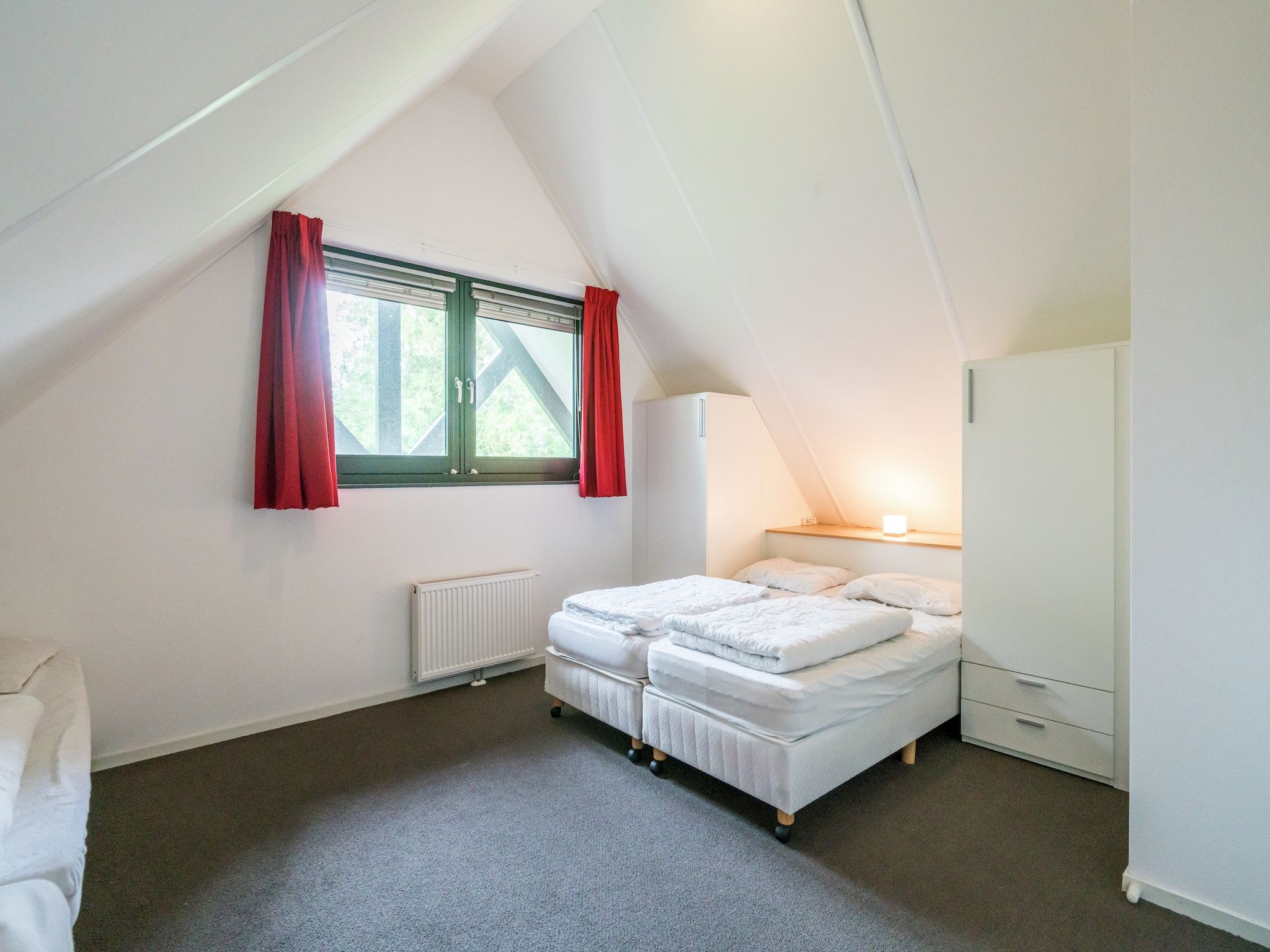 Een slaapkamer van Huize Lewis in Balk