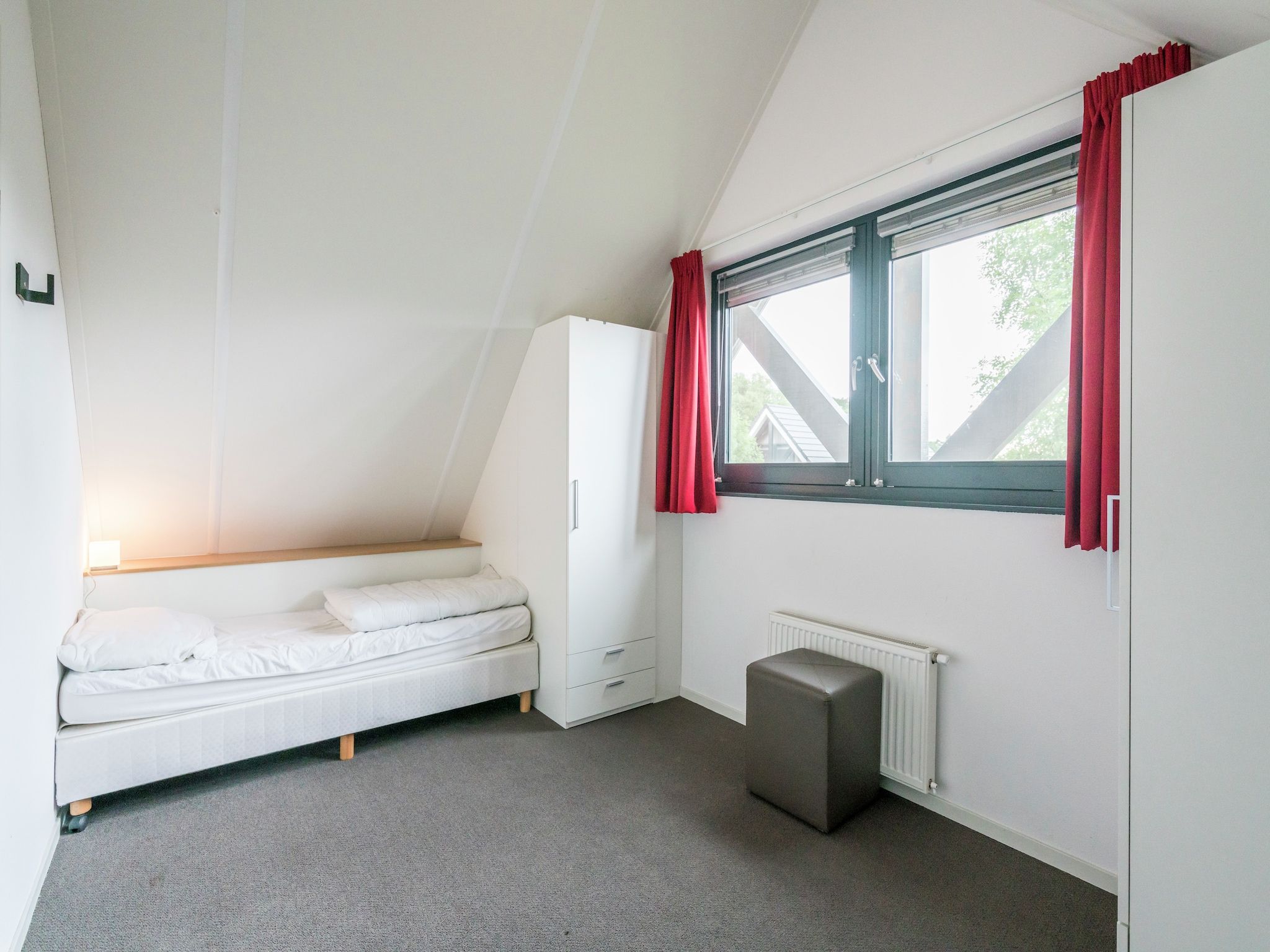 Een slaapkamer van Huize Lewis in Balk