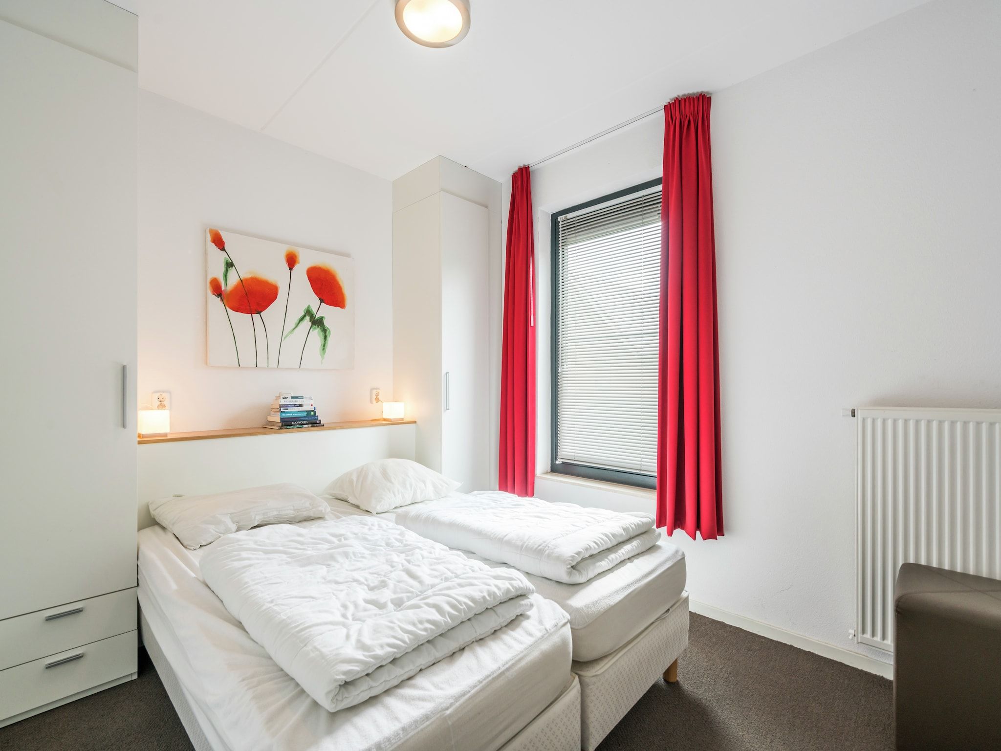 Een slaapkamer van Huize Lewis in Balk