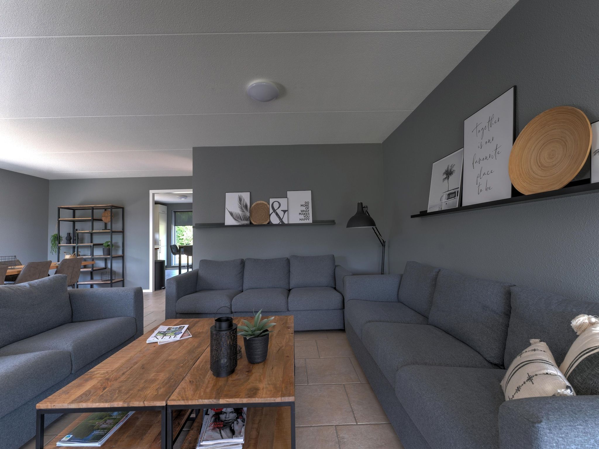 De woonkamer van Buitenplaats Enjoy in Zeewolde