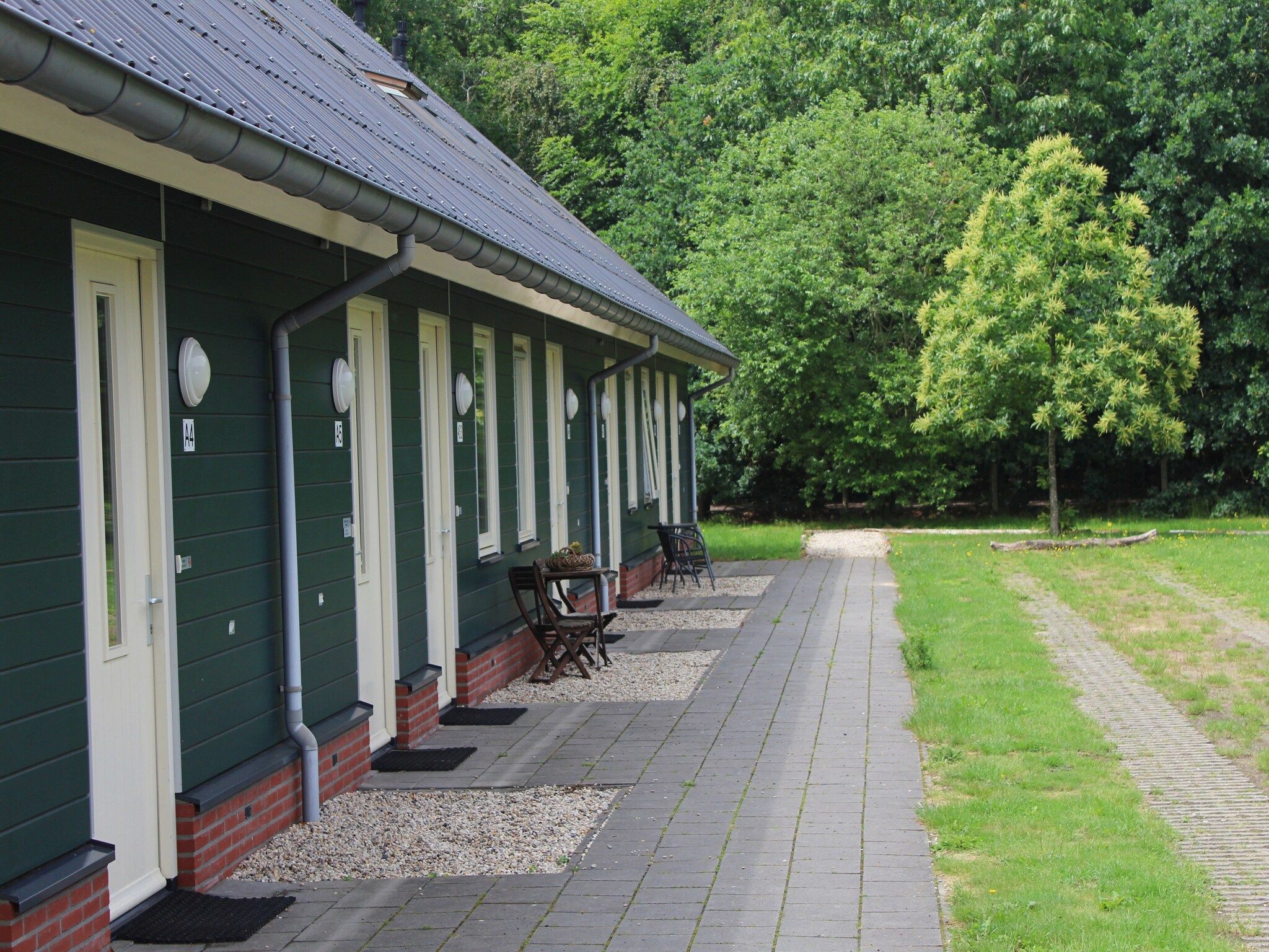 Het terras van Vakantiepark Horsetellerie 7 in Hardenberg (rheezerveen)